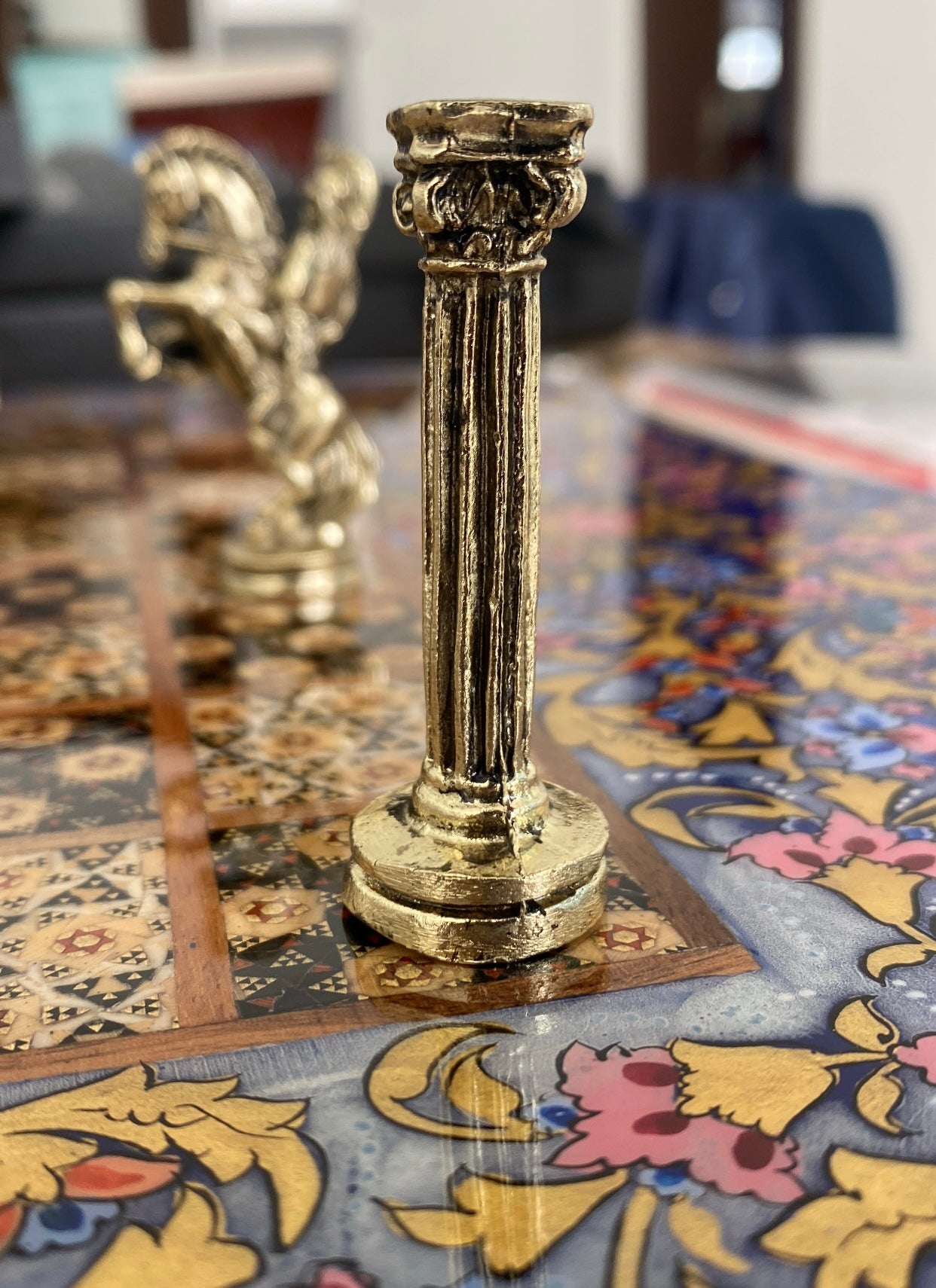 طاولي + شطرنج  زخرفة سوداء راقية صناعة يدوية - جنطة جلد فاخرة السعر بدون احجار شطرنج ٥٥٠ الف ومع احجار شطرنج ٦٥٠ الف