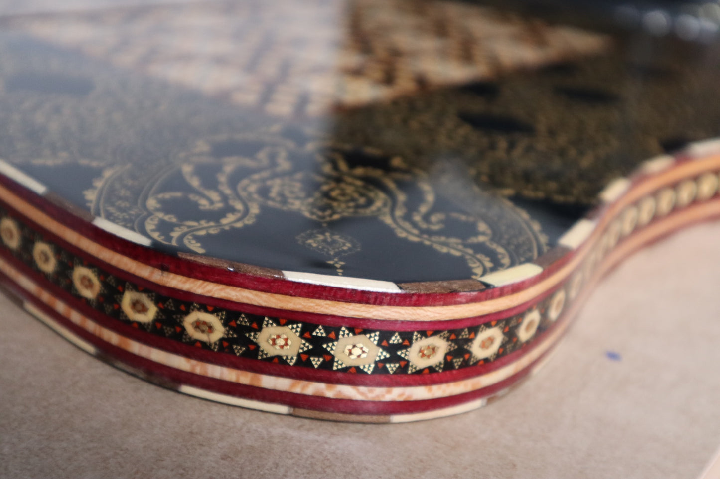 طاولي + شطرنج  زخرفة سوداء راقية صناعة يدوية - جنطة جلد فاخرة السعر بدون احجار شطرنج ٥٥٠ الف ومع احجار شطرنج ٦٥٠ الف