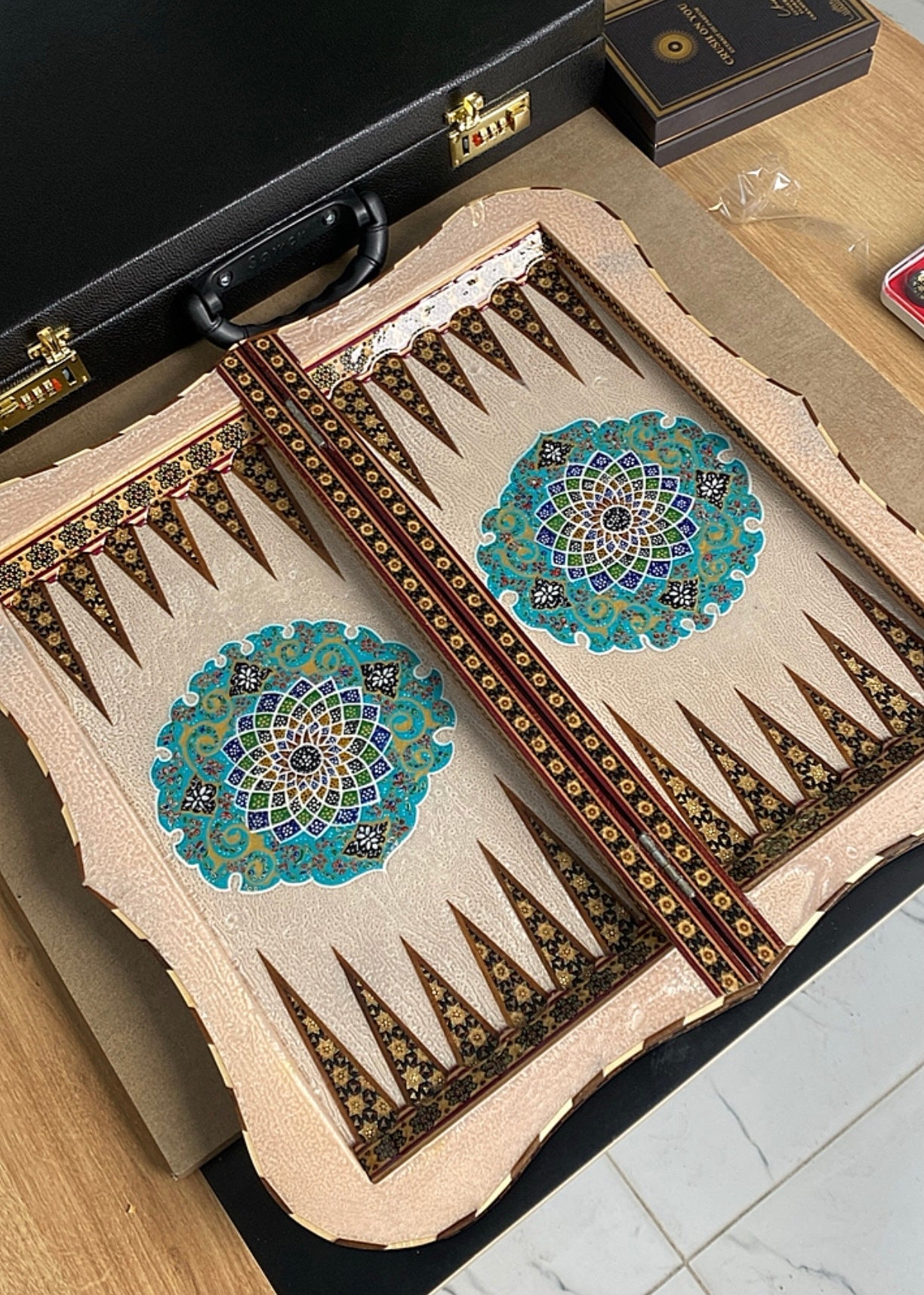 طاولي + شطرنج  زخرفة سوداء راقية صناعة يدوية - جنطة جلد فاخرة السعر بدون احجار شطرنج ٥٥٠ الف ومع احجار شطرنج ٦٥٠ الف