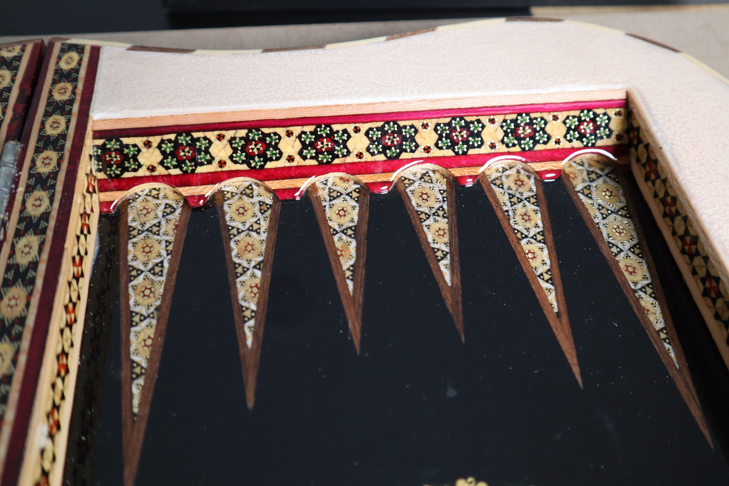 طاولي + شطرنج  زخرفة سوداء راقية صناعة يدوية - جنطة جلد فاخرة السعر بدون احجار شطرنج ٥٥٠ الف ومع احجار شطرنج ٦٥٠ الف