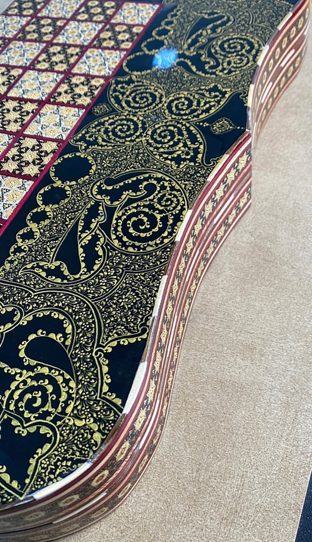 طاولي + شطرنج  زخرفة سوداء راقية صناعة يدوية - جنطة جلد فاخرة السعر بدون احجار شطرنج ٥٥٠ الف ومع احجار شطرنج ٦٥٠ الف