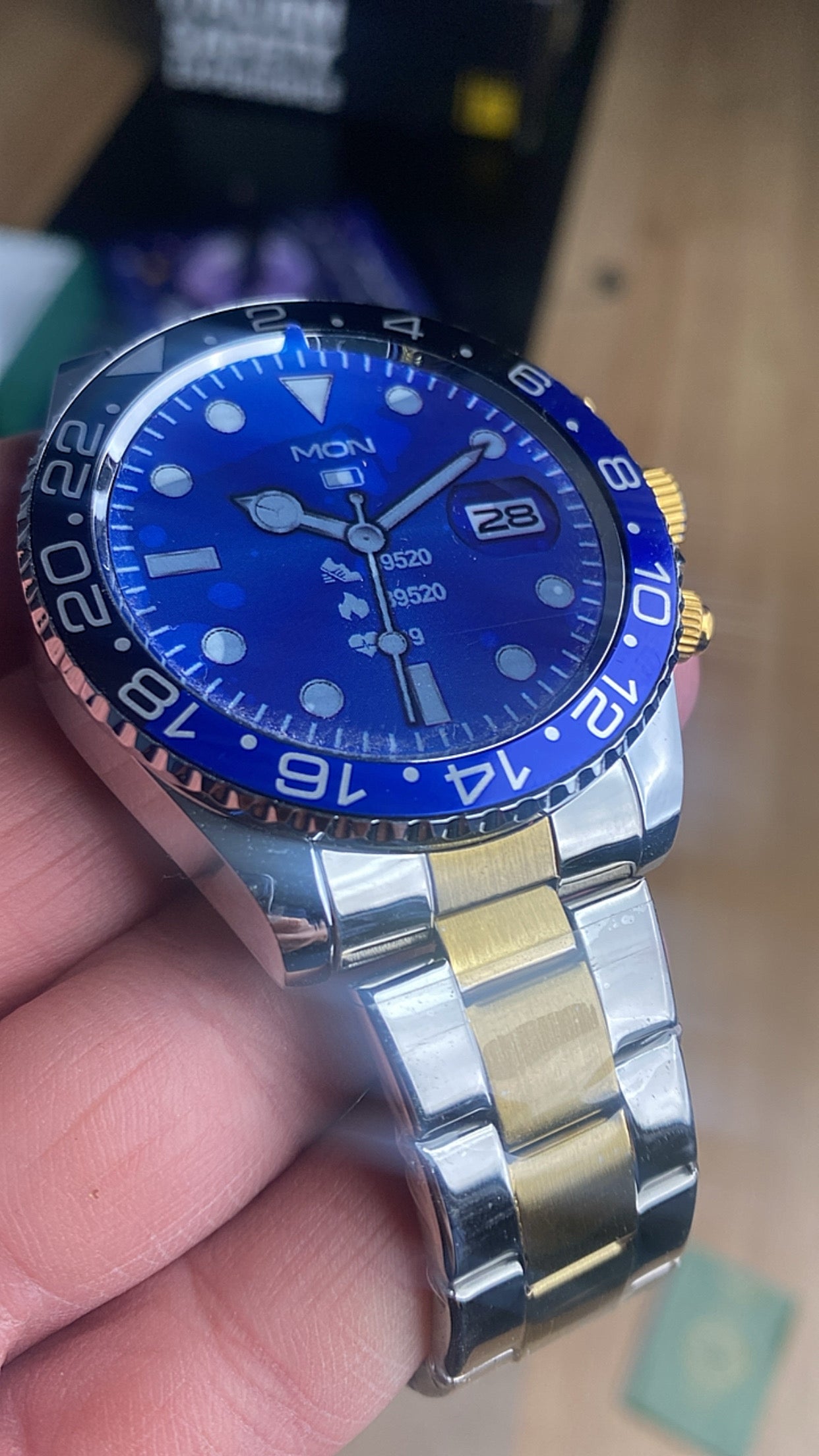 ساعه باتمان ذهبي الجيل الثالث + سماعات ماي بودز