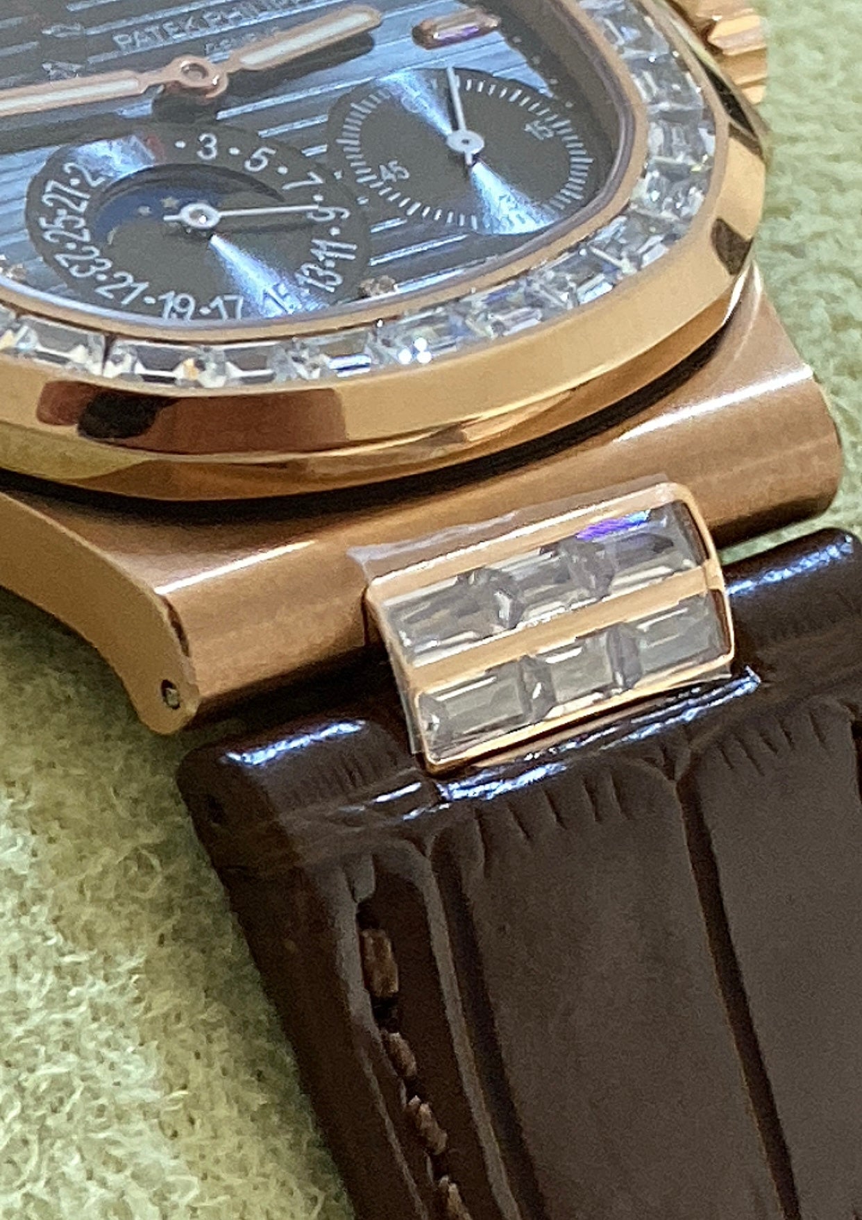 patek philippe 5712 - تطابق ١٠٠٪ ماكينة سويسري ذهب وردي عيار ١٨ طلاء بنفس درجة الباتيك جلد طبيعي  حجر زركيون مطابق للالماس