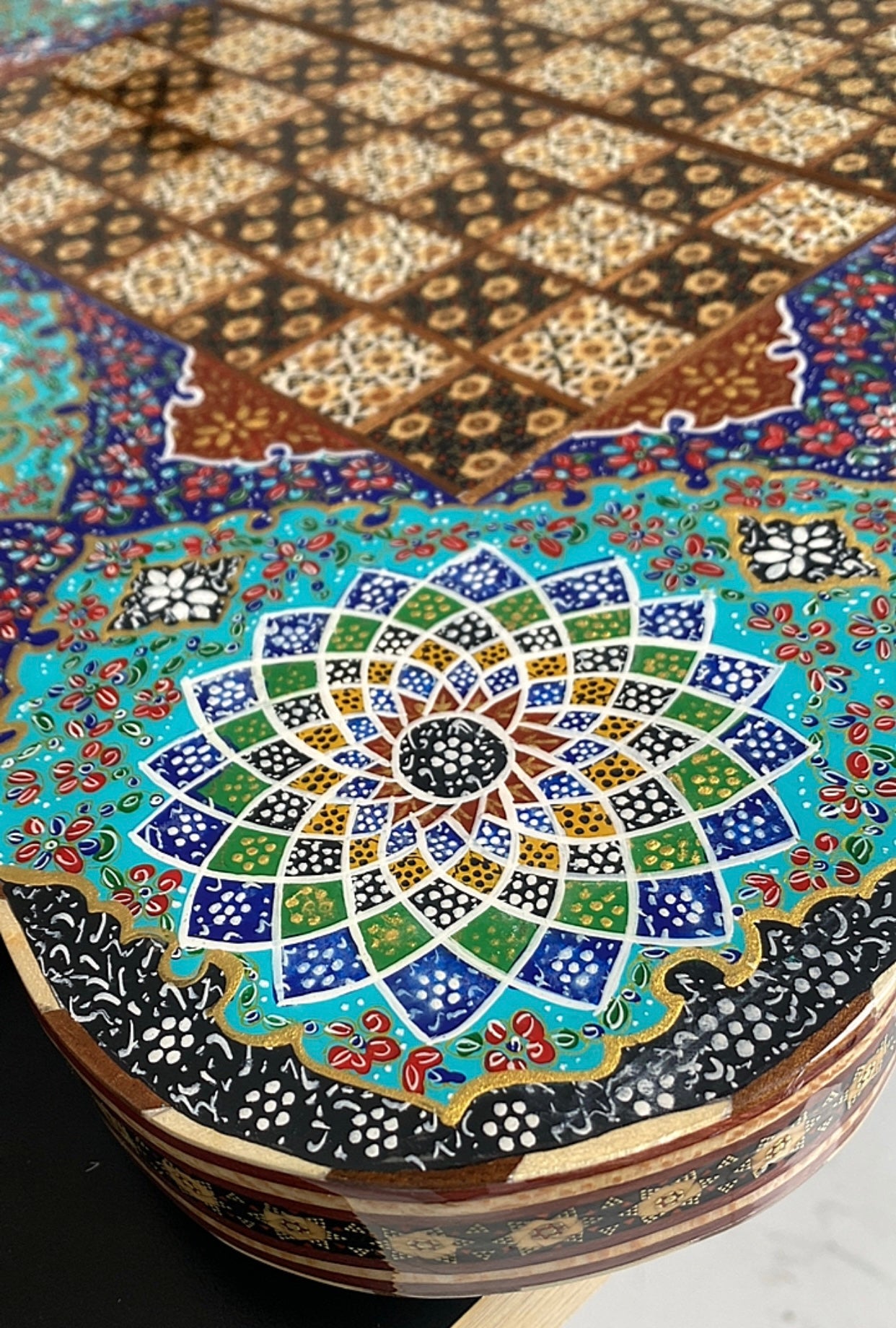 طاولي + شطرنج  زخرفة سوداء راقية صناعة يدوية - جنطة جلد فاخرة السعر بدون احجار شطرنج ٥٥٠ الف ومع احجار شطرنج ٦٥٠ الف