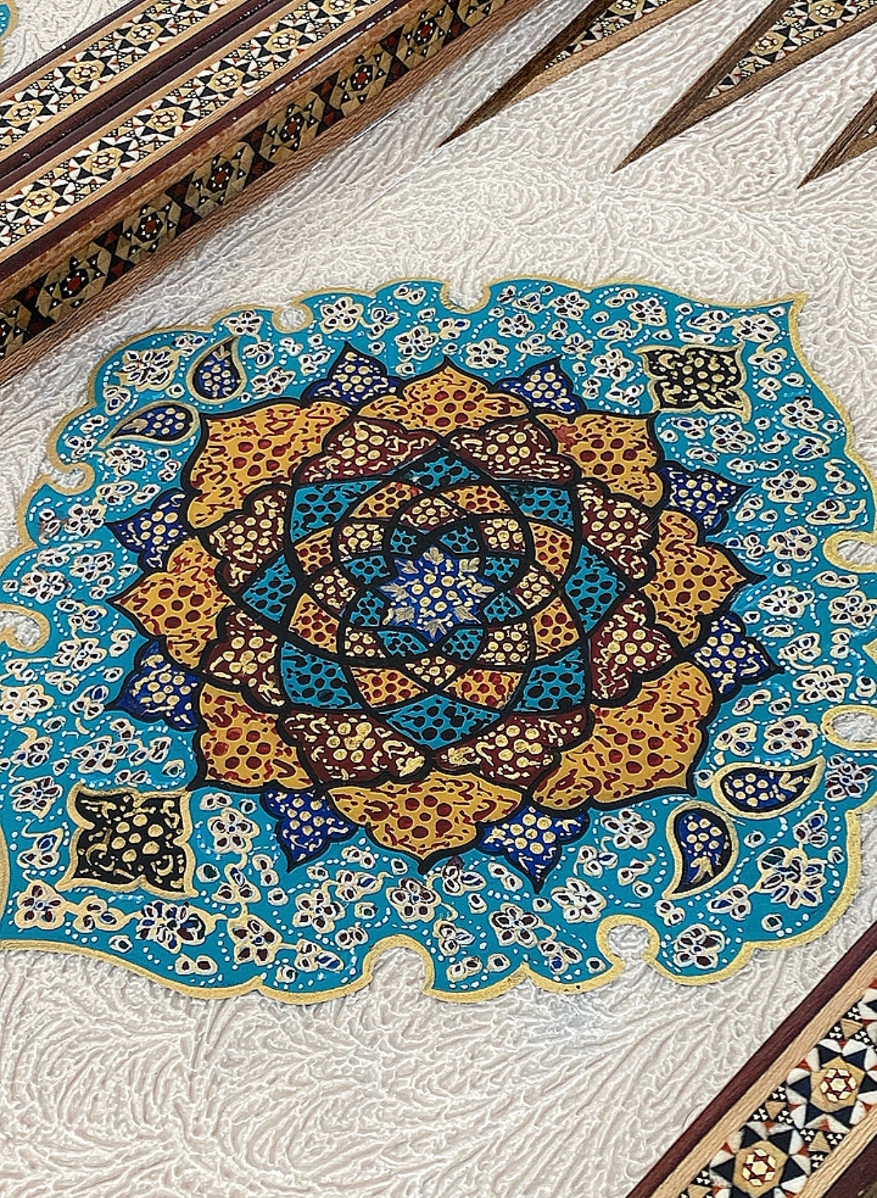 طاولي + شطرنج  زخرفة سوداء راقية صناعة يدوية - جنطة جلد فاخرة السعر بدون احجار شطرنج ٥٥٠ الف ومع احجار شطرنج ٦٥٠ الف