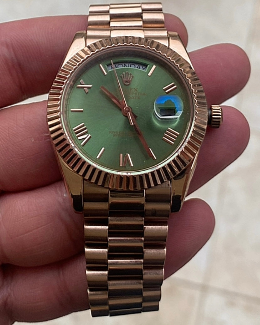 40 mm رولكس داي ديت روز جولد مينا اوليڤ اومبريه - ماكينة سويسري متبقي ٣ قطع