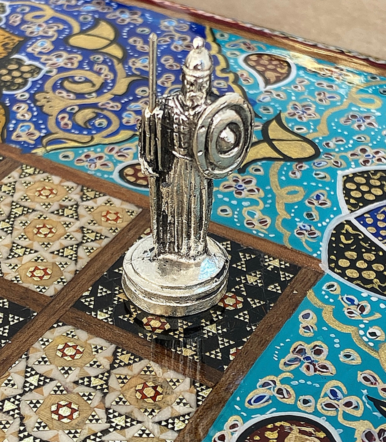 طاولي + شطرنج  زخرفة سوداء راقية صناعة يدوية - جنطة جلد فاخرة السعر بدون احجار شطرنج ٥٥٠ الف ومع احجار شطرنج ٦٥٠ الف