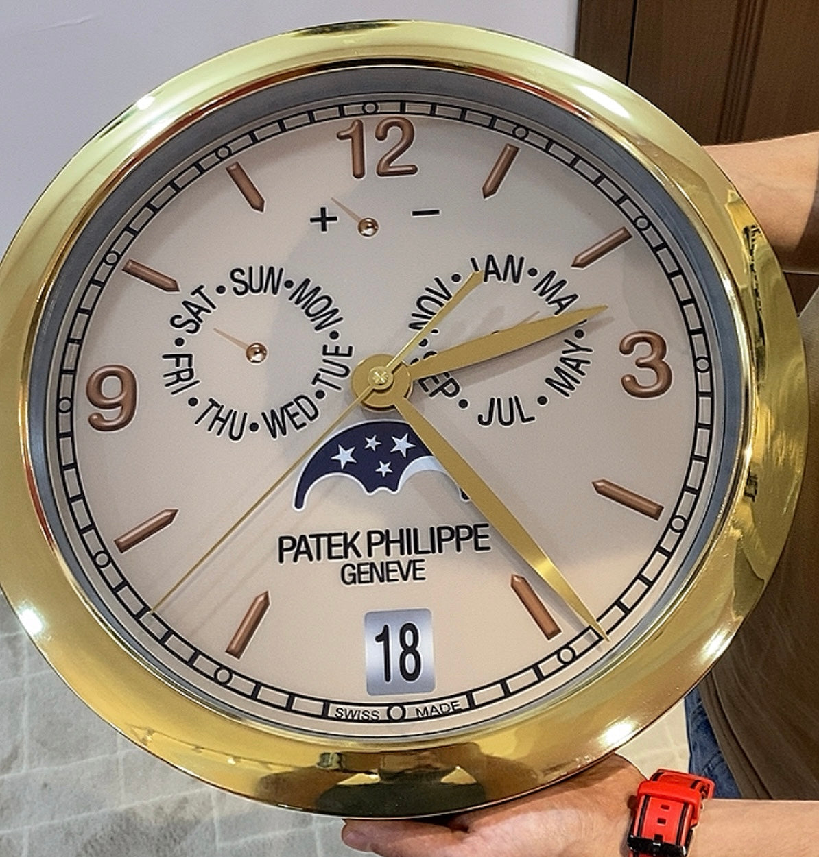 باتيك فيليب ساعة لاحائط اطار ذهبي