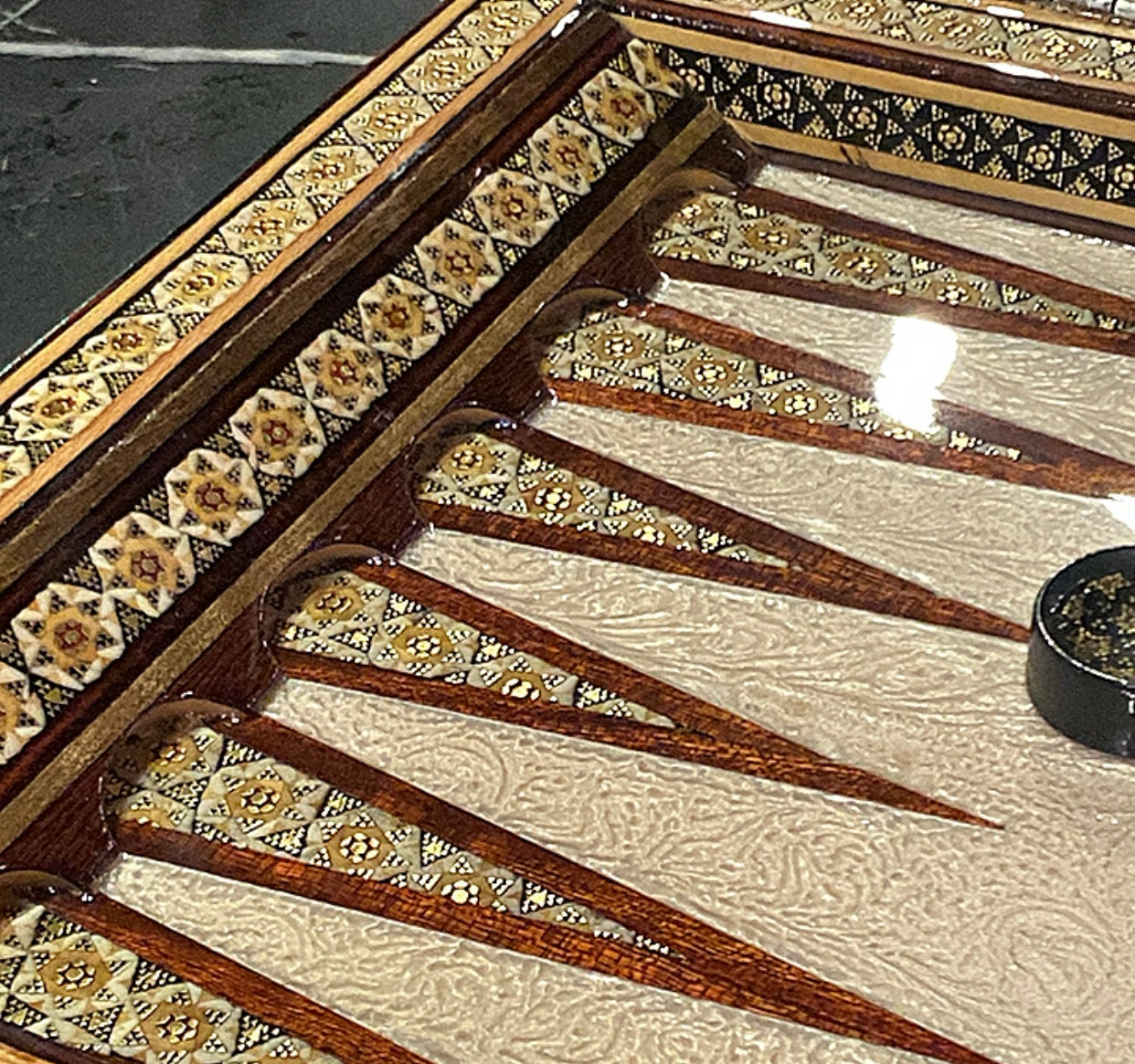 طاولي و شطرنج صناعة يدوي - تحفة فنية متوفر حبة واحدة من هذا التصميم فقط