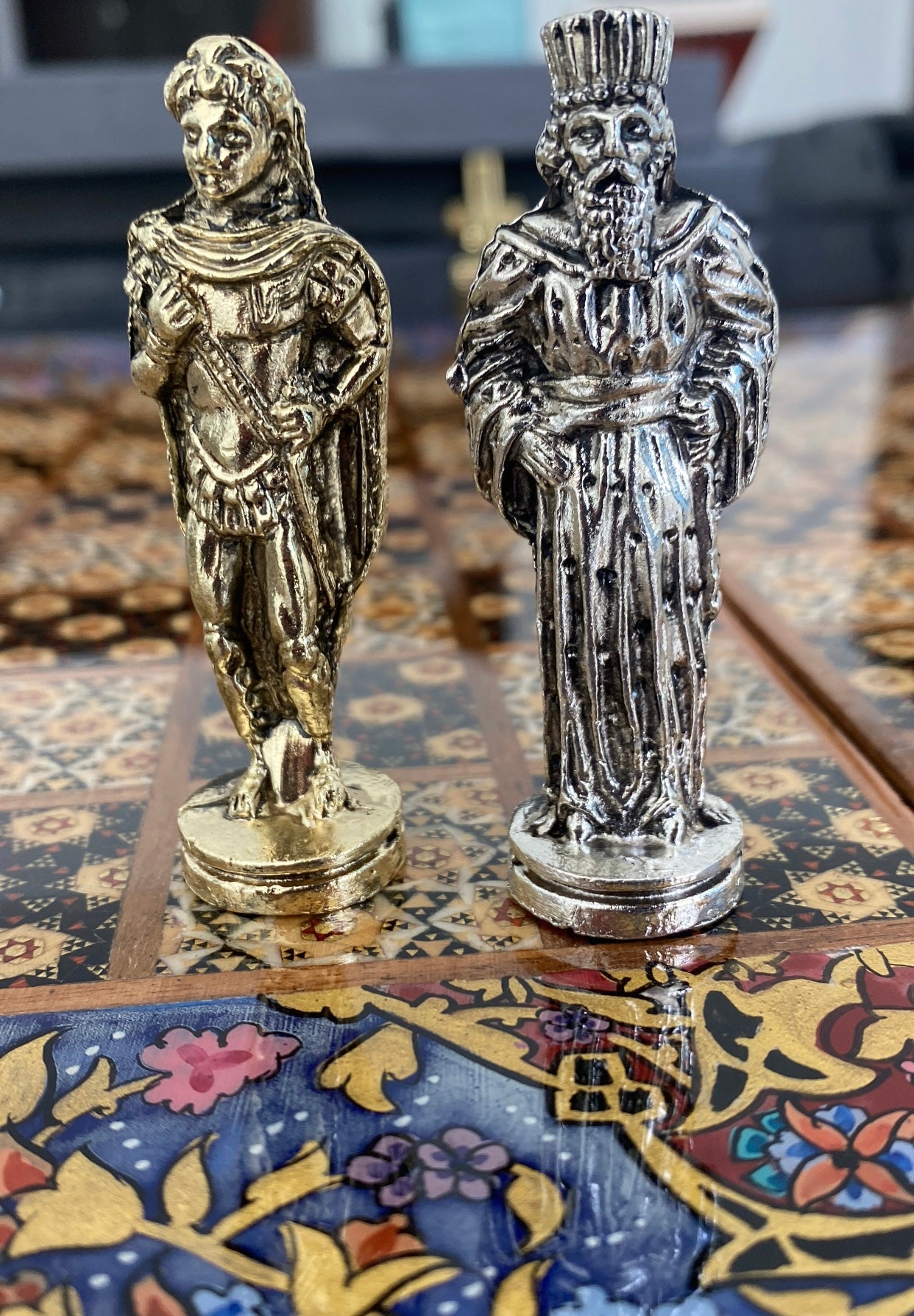 طاولي + شطرنج  زخرفة سوداء راقية صناعة يدوية - جنطة جلد فاخرة السعر بدون احجار شطرنج ٥٥٠ الف ومع احجار شطرنج ٦٥٠ الف