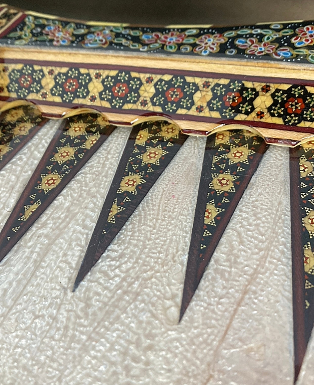 طاولي + شطرنج  زخرفة سوداء راقية صناعة يدوية - جنطة جلد فاخرة السعر بدون احجار شطرنج ٥٥٠ الف ومع احجار شطرنج ٦٥٠ الف