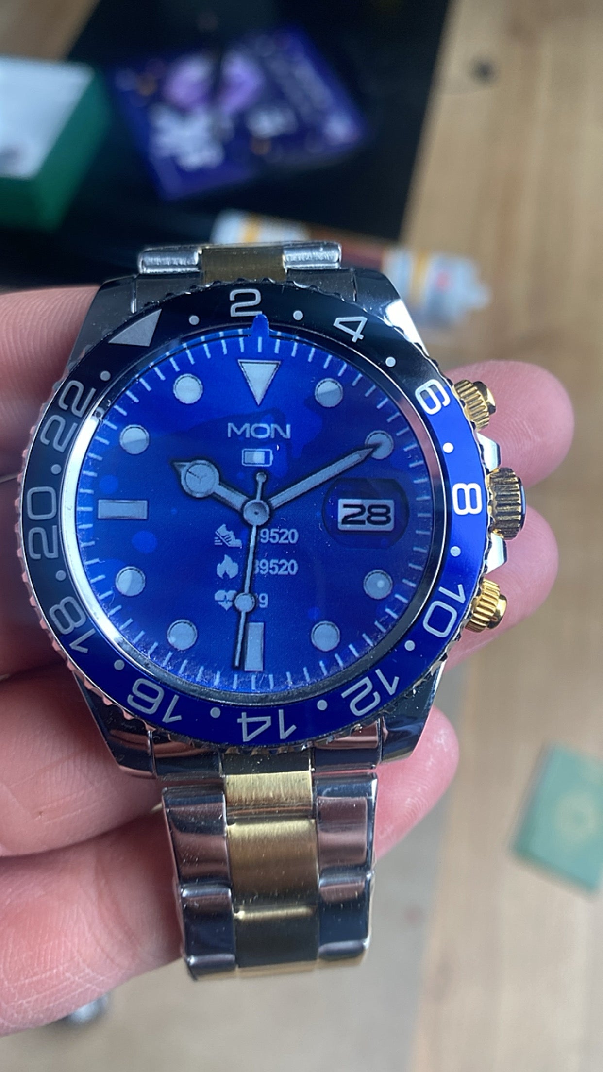 ساعه باتمان ذهبي الجيل الثالث + سماعات ماي بودز