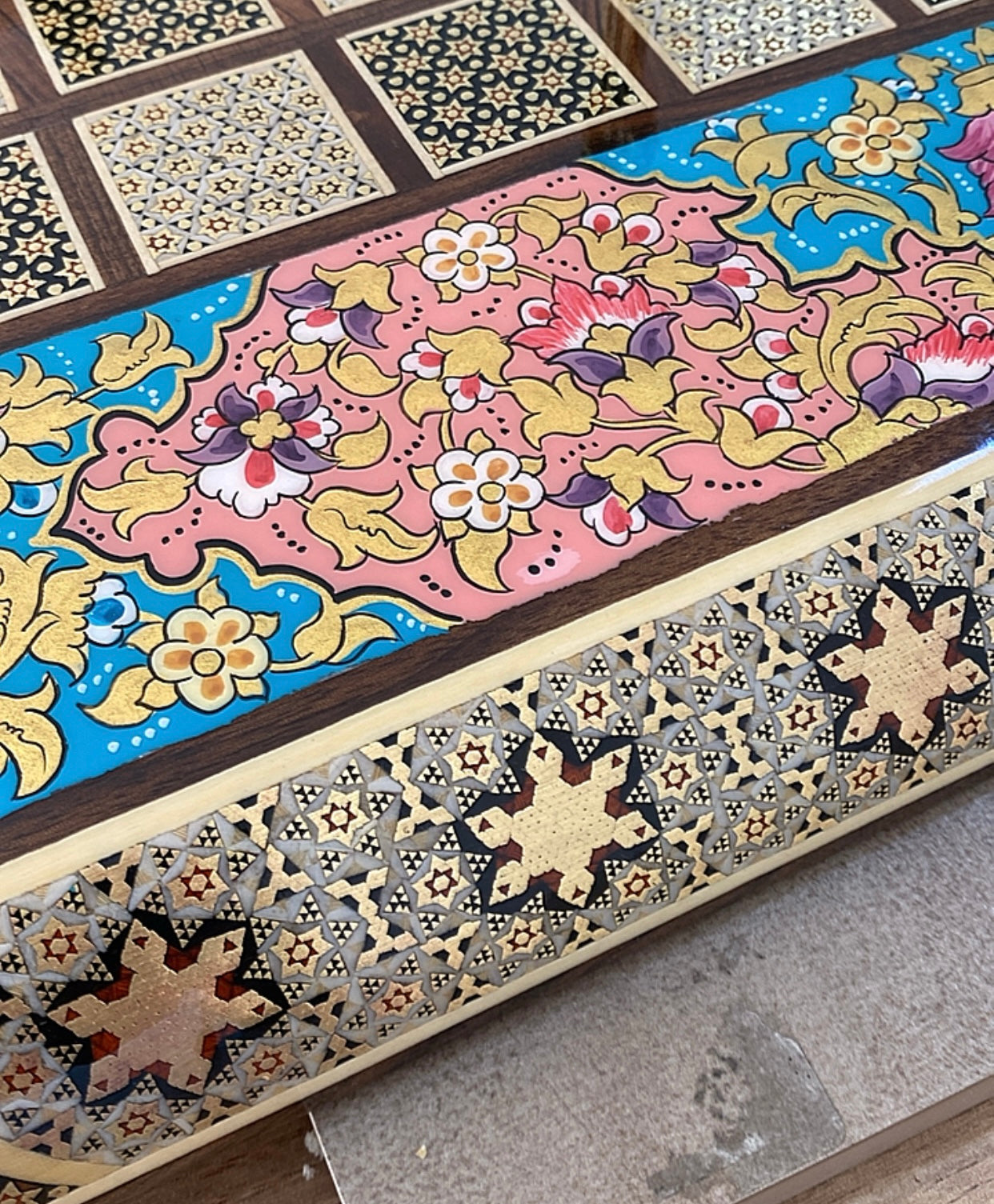 طاولي + شطرنج  زخرفة سوداء راقية صناعة يدوية - جنطة جلد فاخرة السعر بدون احجار شطرنج ٥٥٠ الف ومع احجار شطرنج ٦٥٠ الف