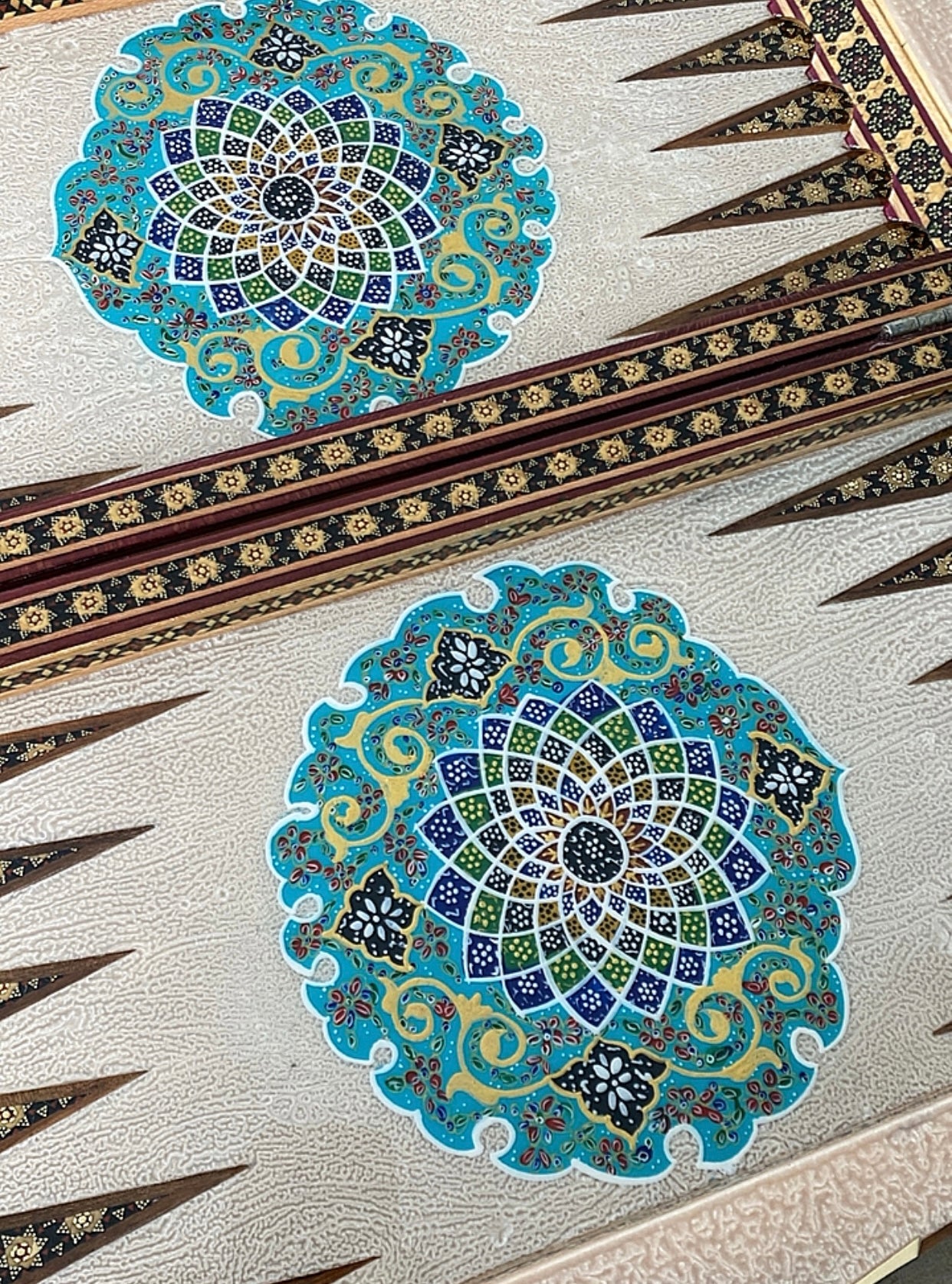 طاولي + شطرنج  زخرفة سوداء راقية صناعة يدوية - جنطة جلد فاخرة السعر بدون احجار شطرنج ٥٥٠ الف ومع احجار شطرنج ٦٥٠ الف