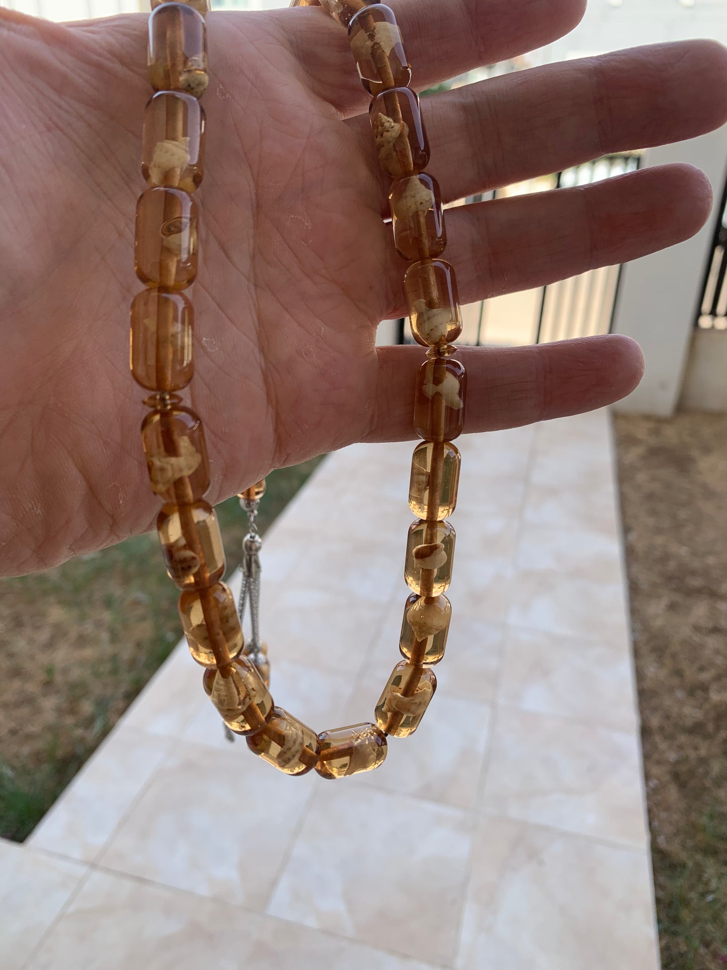 سبحه حجر تراب سندلوس بداخلها حلزون حقيقي