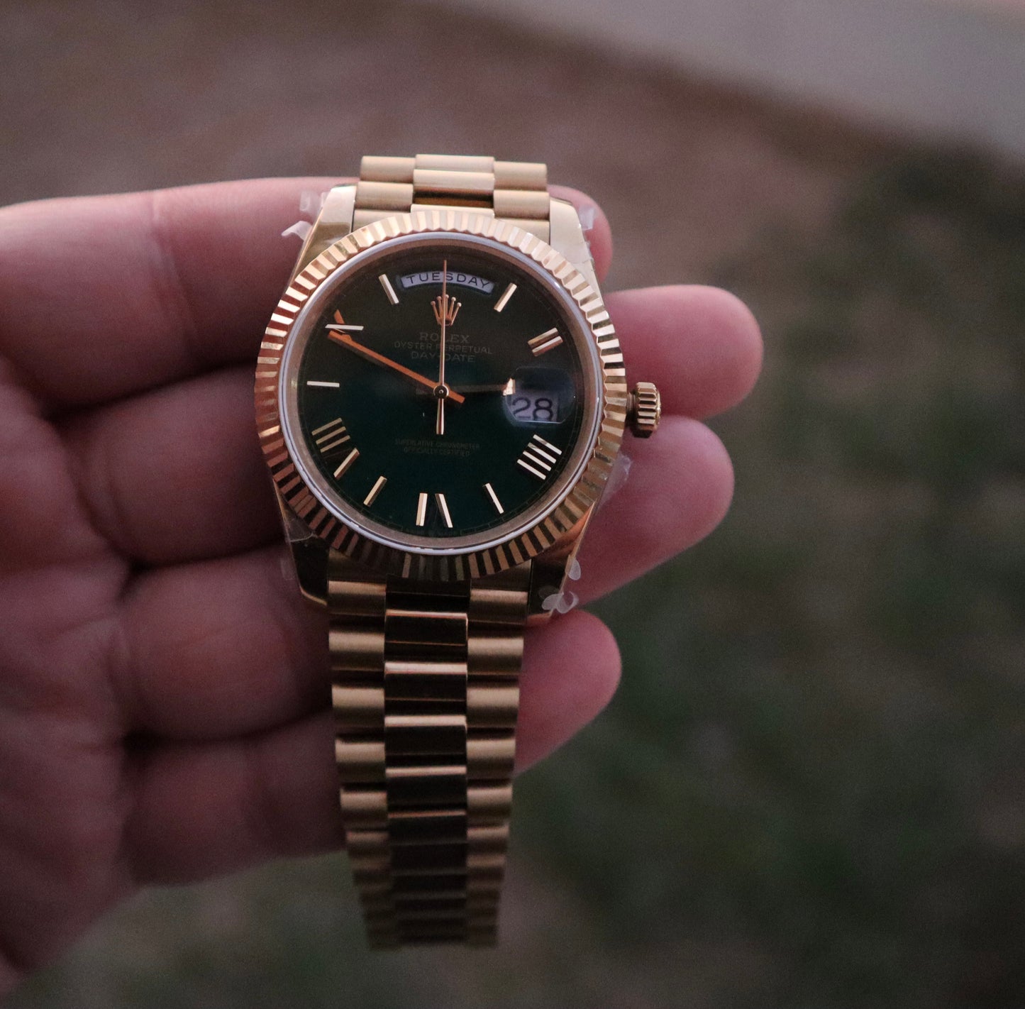 رولكس داي ديت يالو جولد ارقام روماني - الساعة كلين - مطابقة للاصلية - اللون طلاء عيار ١٨