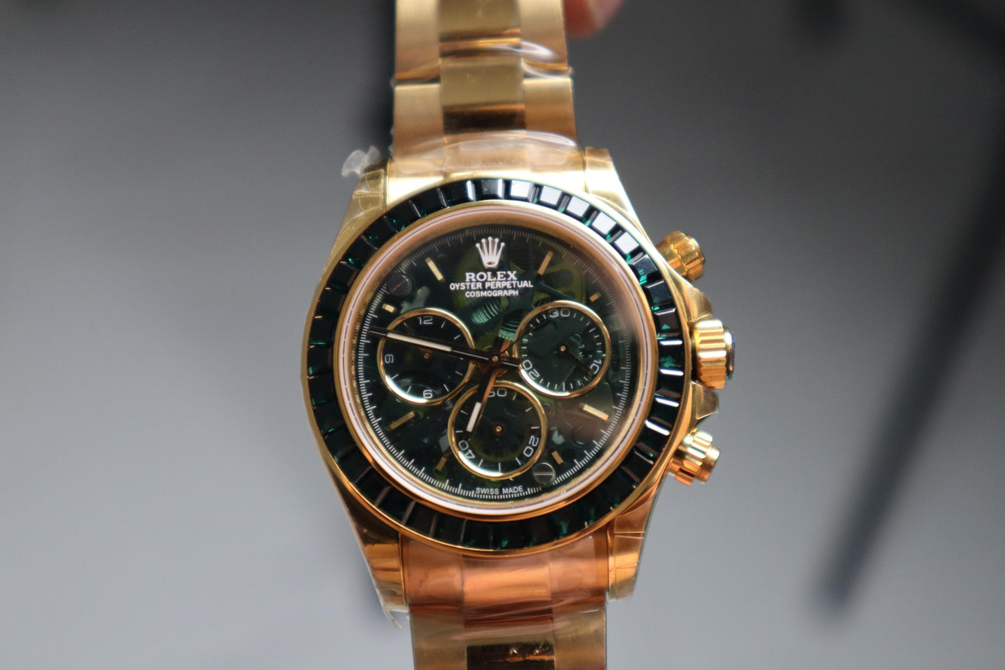 Rolex Daytona Green Ruby 40 mm -قطعة كلين طبق الأصل ماكيمة سويسري طبق الأصل متوفر حبة واحدة في كل العراق