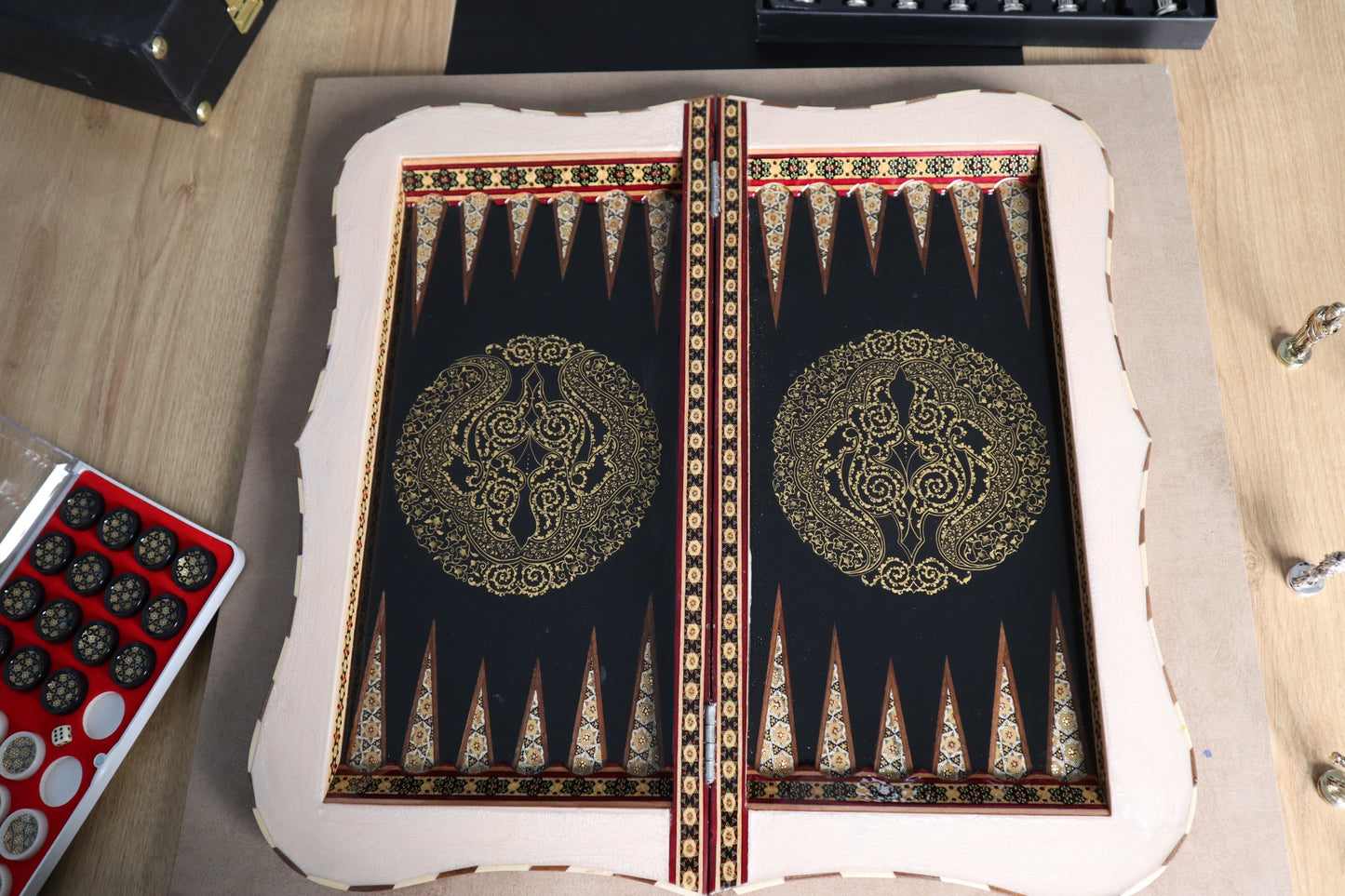 طاولي + شطرنج  زخرفة سوداء راقية صناعة يدوية - جنطة جلد فاخرة السعر بدون احجار شطرنج ٥٥٠ الف ومع احجار شطرنج ٦٥٠ الف