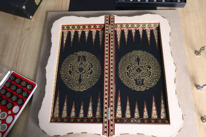 طاولي + شطرنج  زخرفة سوداء راقية صناعة يدوية - جنطة جلد فاخرة السعر بدون احجار شطرنج ٥٥٠ الف ومع احجار شطرنج ٦٥٠ الف