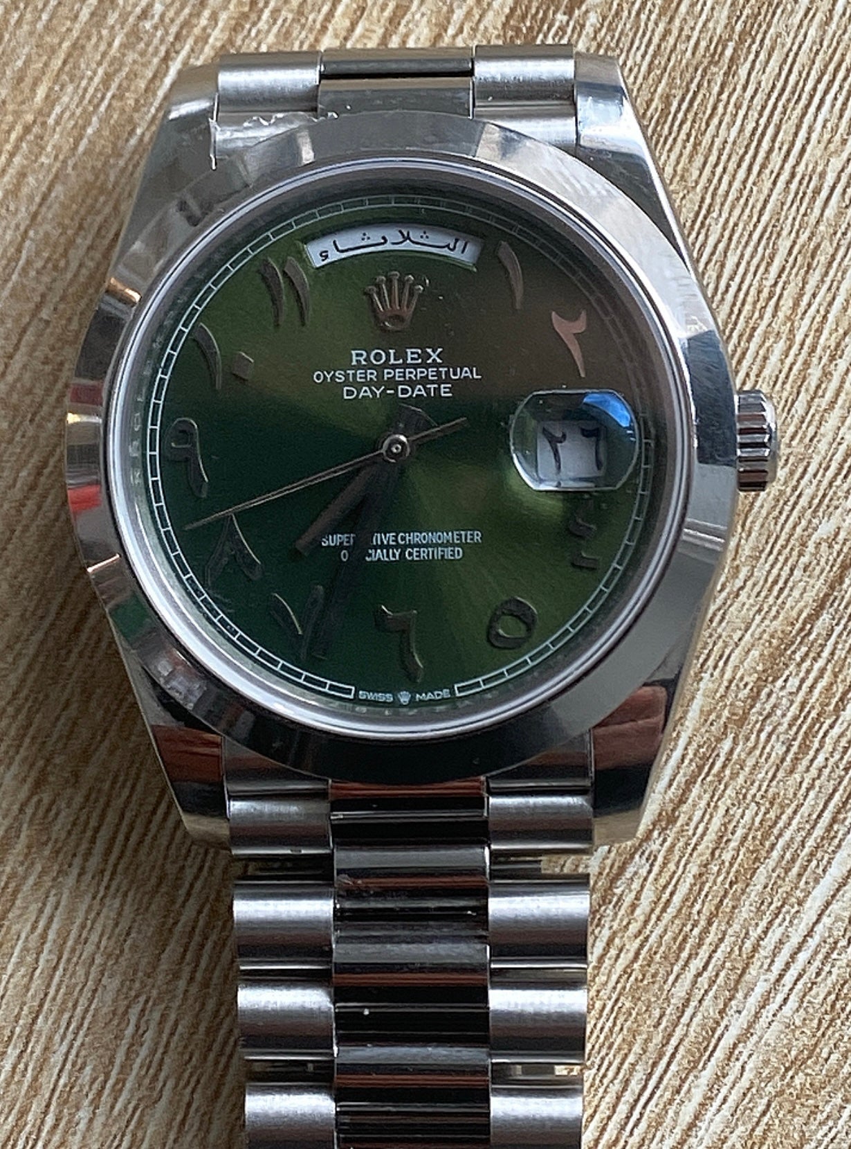 رولكس دايتونا مينا زيتوني ارقام و احرف عربي - الساعة نادرة جداً متوفر قطعة واحدة - سعر الأصلية يعدي ميه الف دولار
