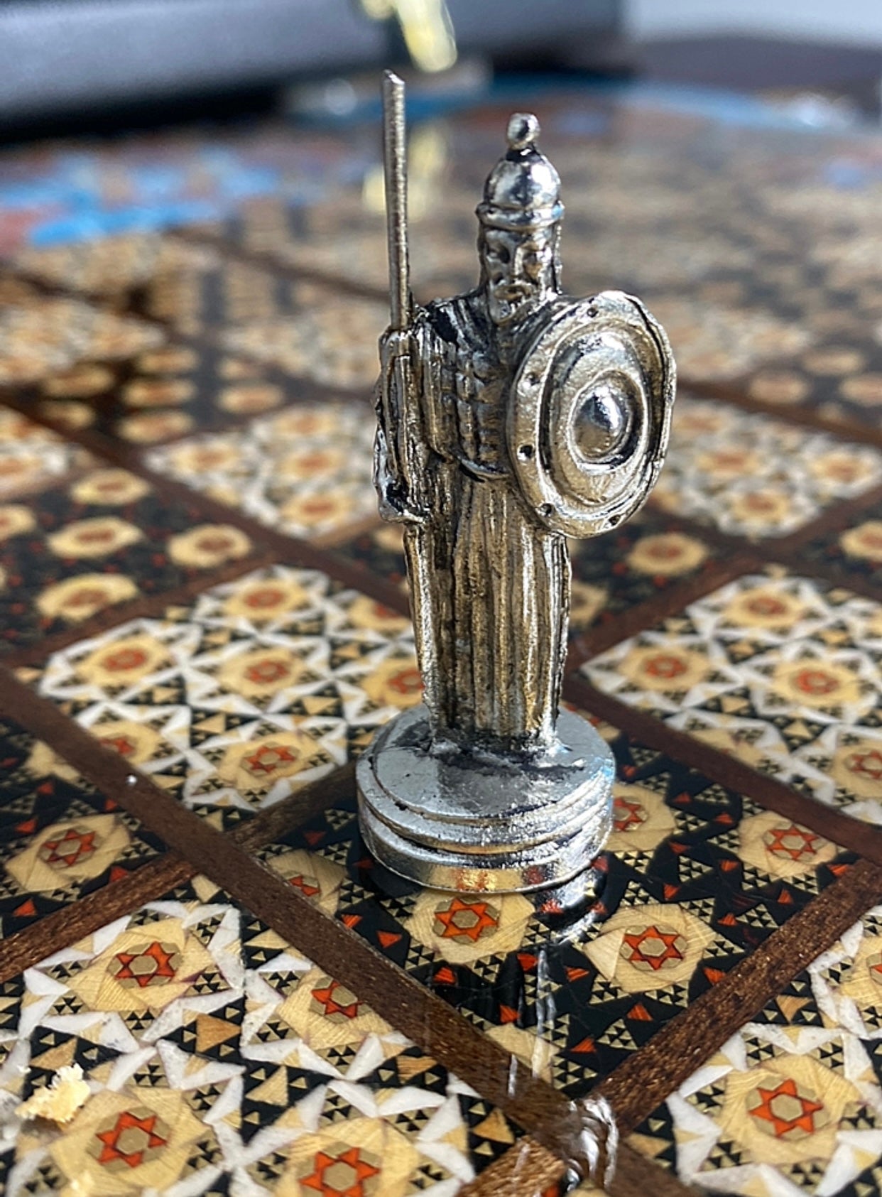 طاولي + شطرنج  زخرفة سوداء راقية صناعة يدوية - جنطة جلد فاخرة السعر بدون احجار شطرنج ٥٥٠ الف ومع احجار شطرنج ٦٥٠ الف