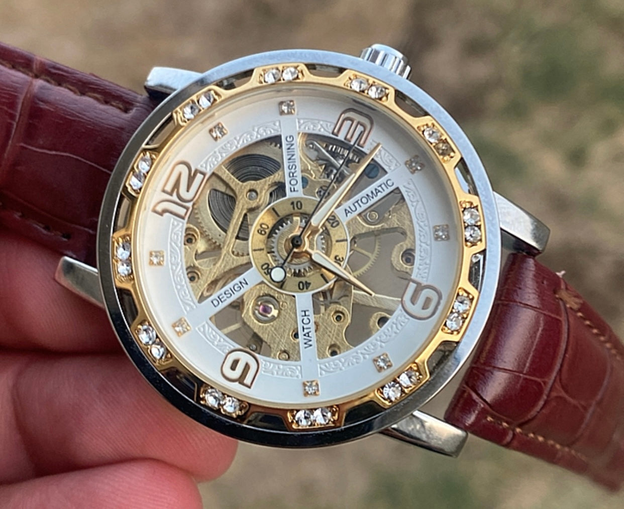 الفكرة ببساطة الساعة من مصنع ساعات انت بتصنع ساعة يدوياً - هذي الساعة تصميمي ركزت بيها على الوزن و ماكينة يدوية  فينتج - حبة واحدة فقط