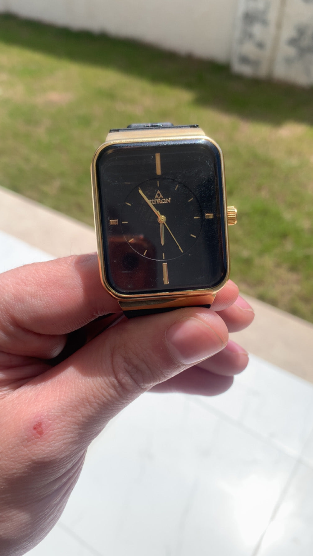 فيرتون ذهبي واسود