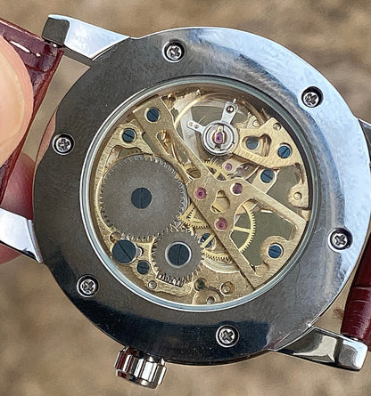 الفكرة ببساطة الساعة من مصنع ساعات انت بتصنع ساعة يدوياً - هذي الساعة تصميمي ركزت بيها على الوزن و ماكينة يدوية  فينتج - حبة واحدة فقط