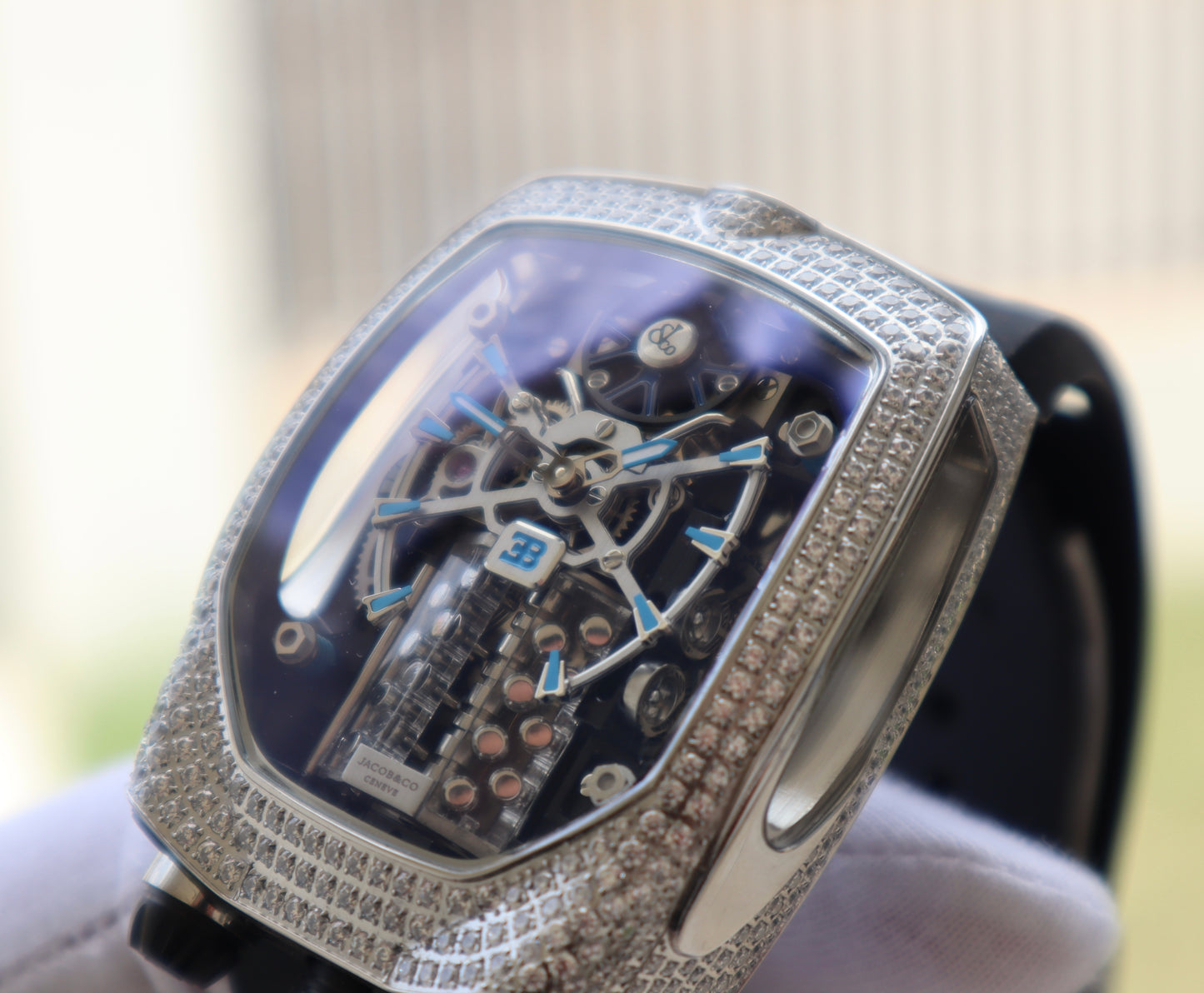 ساعة جاكوب اند كو اصدار خاص بوجاتي شيرون دايموند - حبة واحدة لأول شخص