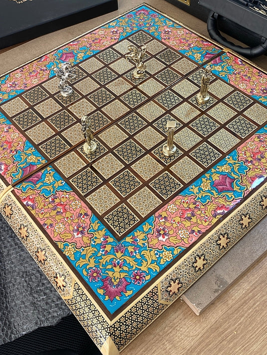 طاولي + شطرنج  زخرفة سوداء راقية صناعة يدوية - جنطة جلد فاخرة السعر بدون احجار شطرنج ٥٥٠ الف ومع احجار شطرنج ٦٥٠ الف