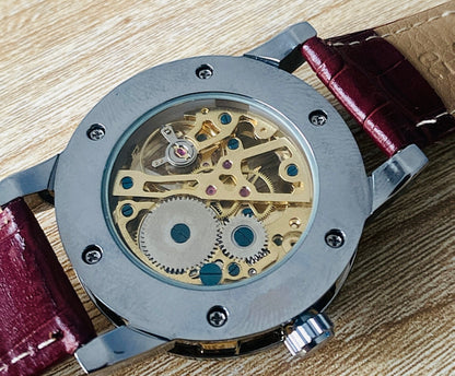 الفكرة ببساطة الساعة من مصنع ساعات انت بتصنع ساعة يدوياً - هذي الساعة تصميمي ركزت بيها على الوزن و ماكينة يدوية  فينتج - حبة واحدة فقط