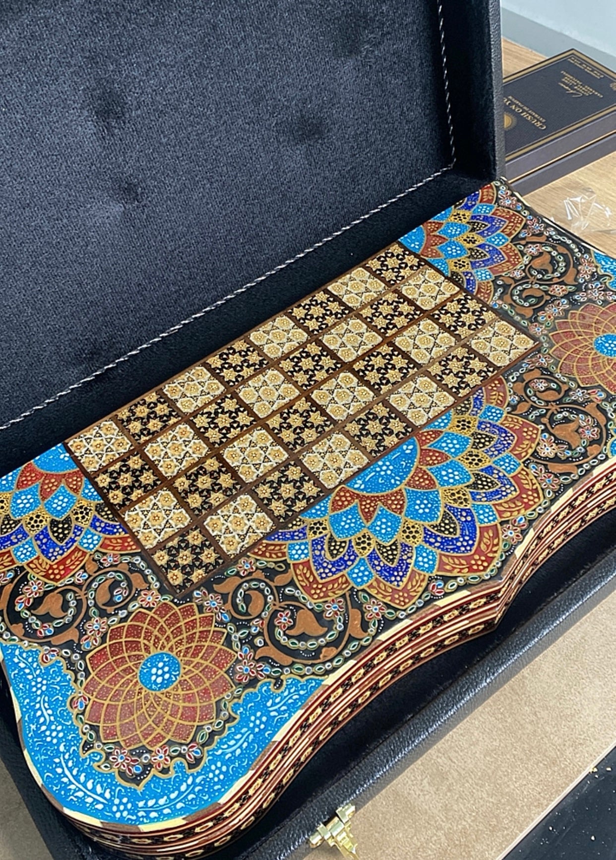 طاولي + شطرنج  زخرفة سوداء راقية صناعة يدوية - جنطة جلد فاخرة السعر بدون احجار شطرنج ٥٥٠ الف ومع احجار شطرنج ٦٥٠ الف