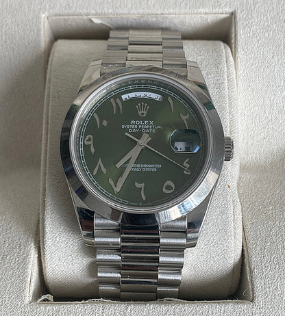 رولكس دايتونا مينا زيتوني ارقام و احرف عربي - الساعة نادرة جداً متوفر قطعة واحدة - سعر الأصلية يعدي ميه الف دولار