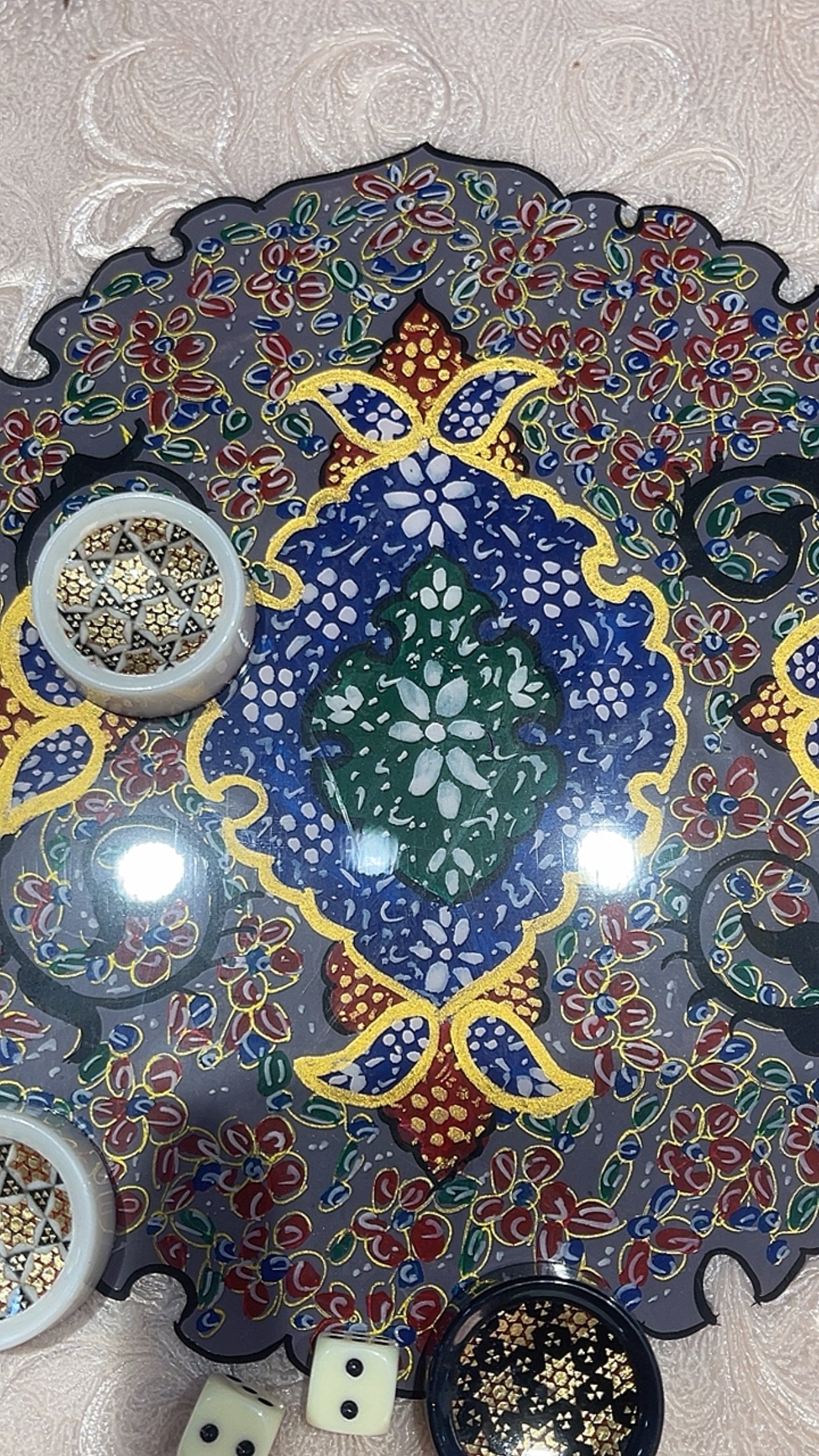 طاولي صناعة يدويه بالكامل قطعه واحده مع جنود براص واحجار الطاولي واحده فقط الرجاء عدم الاحراج