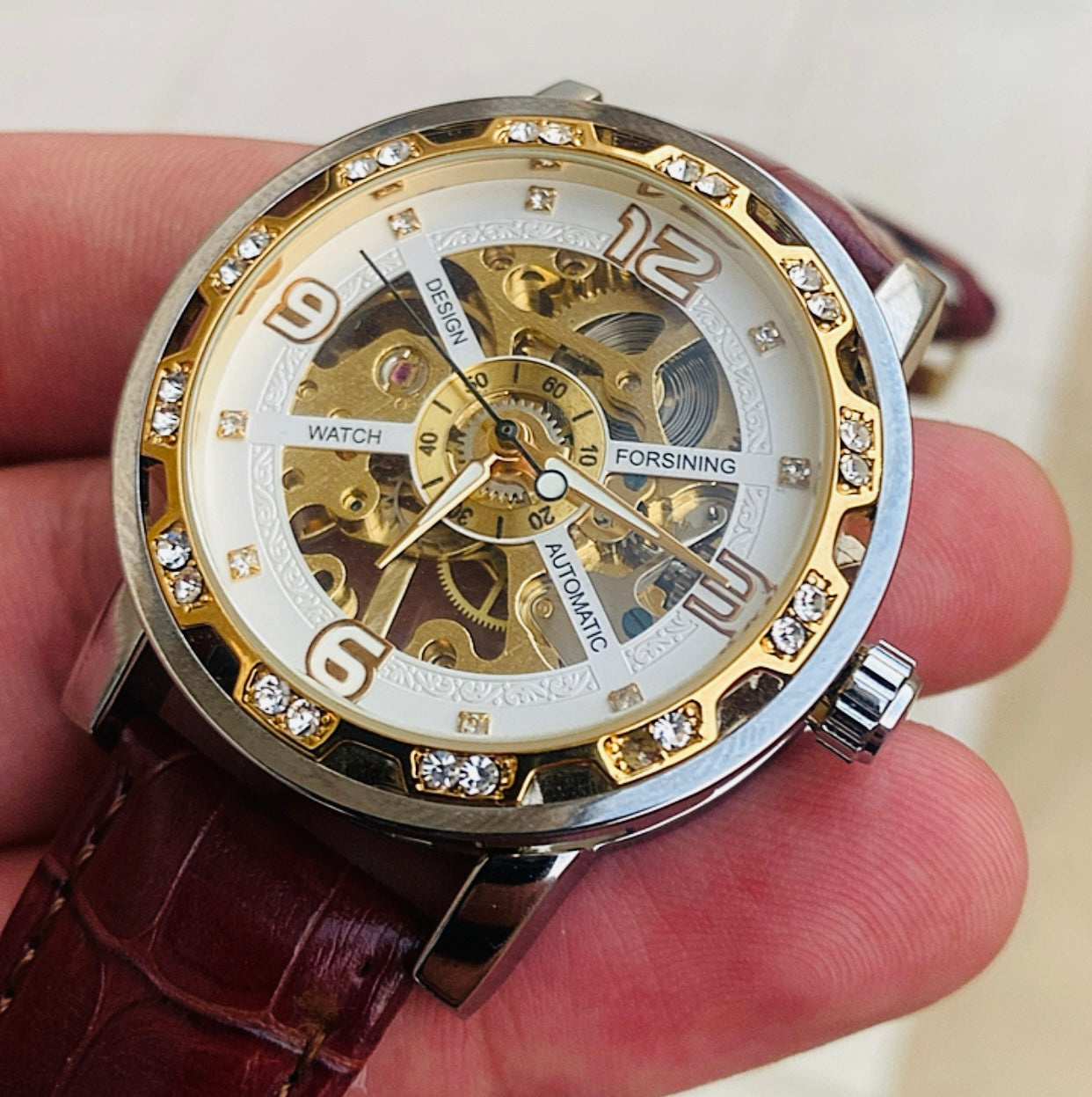 الفكرة ببساطة الساعة من مصنع ساعات انت بتصنع ساعة يدوياً - هذي الساعة تصميمي ركزت بيها على الوزن و ماكينة يدوية  فينتج - حبة واحدة فقط