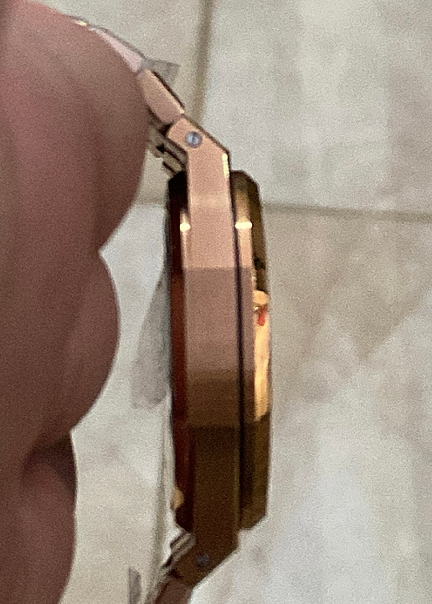AP ROYAL OAK - رويال اوك كلين اعلى جودة- روز جولد  (السعر بالاردني 550 دينار واصلة لعمان)