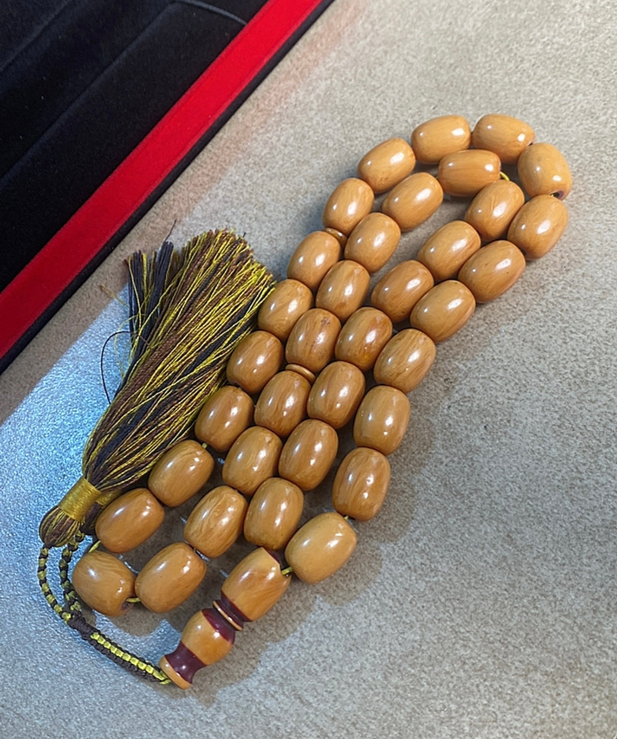 سبحة سندلوس حجر قديم اكثر من ٤٠ سنة s42  وارد قطري