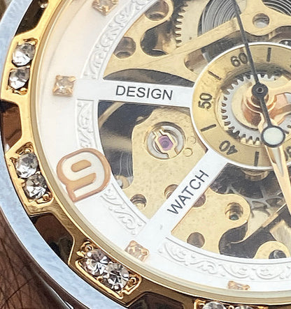 الفكرة ببساطة الساعة من مصنع ساعات انت بتصنع ساعة يدوياً - هذي الساعة تصميمي ركزت بيها على الوزن و ماكينة يدوية  فينتج - حبة واحدة فقط