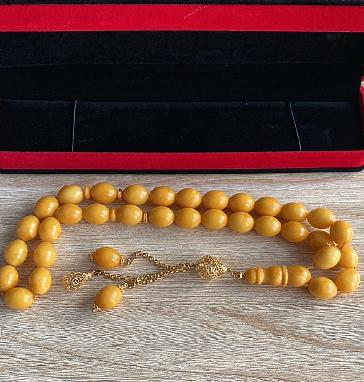 قطعة واحدة سبحة كهرب  ألماني  كبس، حجر كهرب خام طبيعي ١٠٠ بال ١٠٠ من دون اية مواد مضافه - الذهب اللي بالسبحة خام عيار 21 (S Gold)