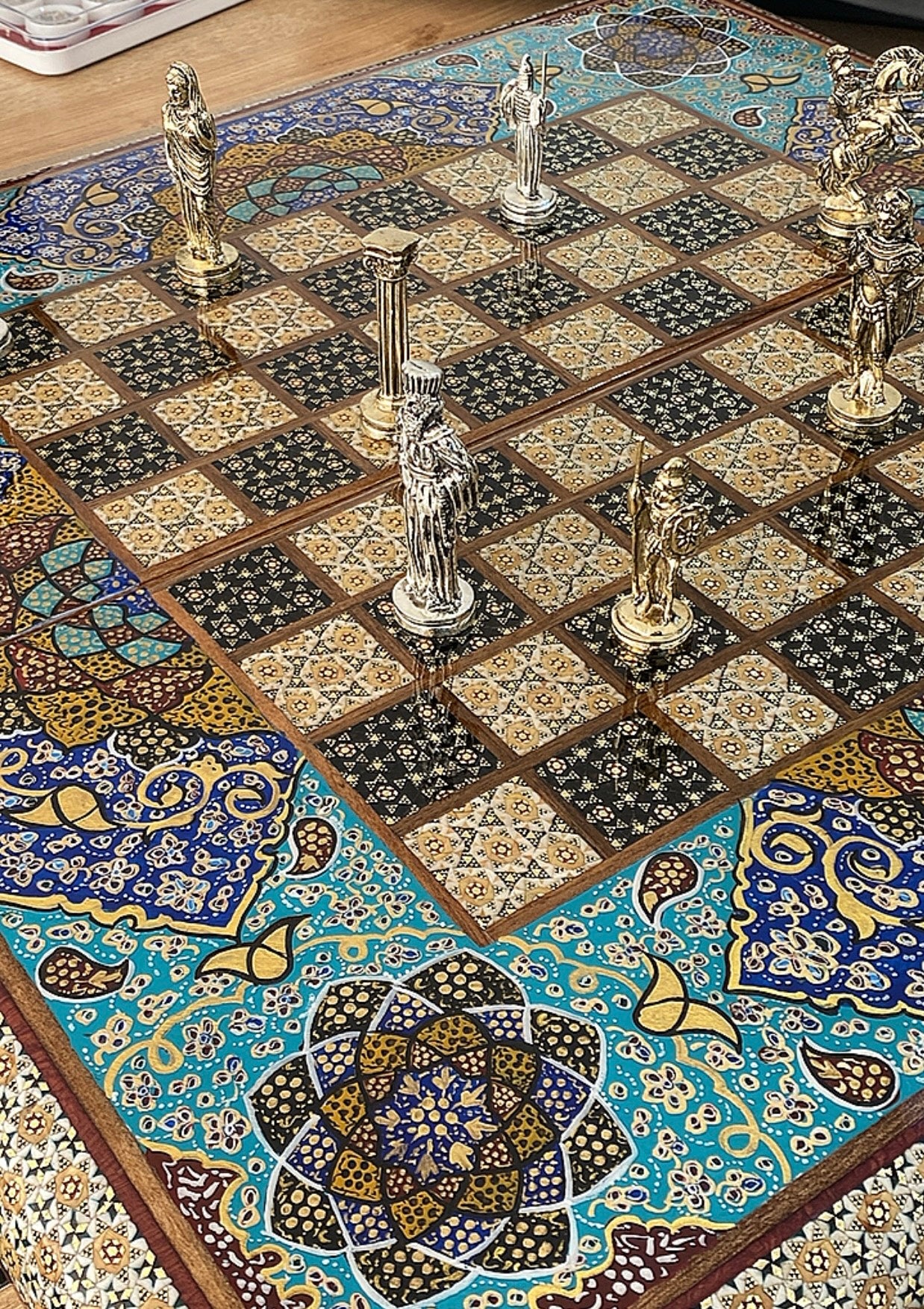 طاولي + شطرنج  زخرفة سوداء راقية صناعة يدوية - جنطة جلد فاخرة السعر بدون احجار شطرنج ٥٥٠ الف ومع احجار شطرنج ٦٥٠ الف