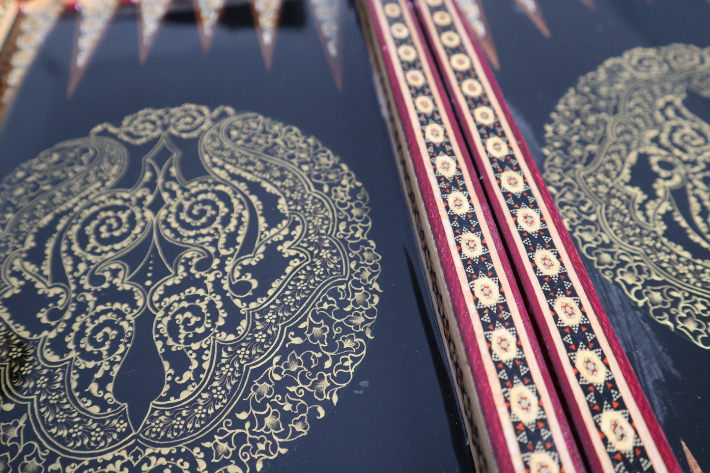 طاولي + شطرنج  زخرفة سوداء راقية صناعة يدوية - جنطة جلد فاخرة السعر بدون احجار شطرنج ٥٥٠ الف ومع احجار شطرنج ٦٥٠ الف