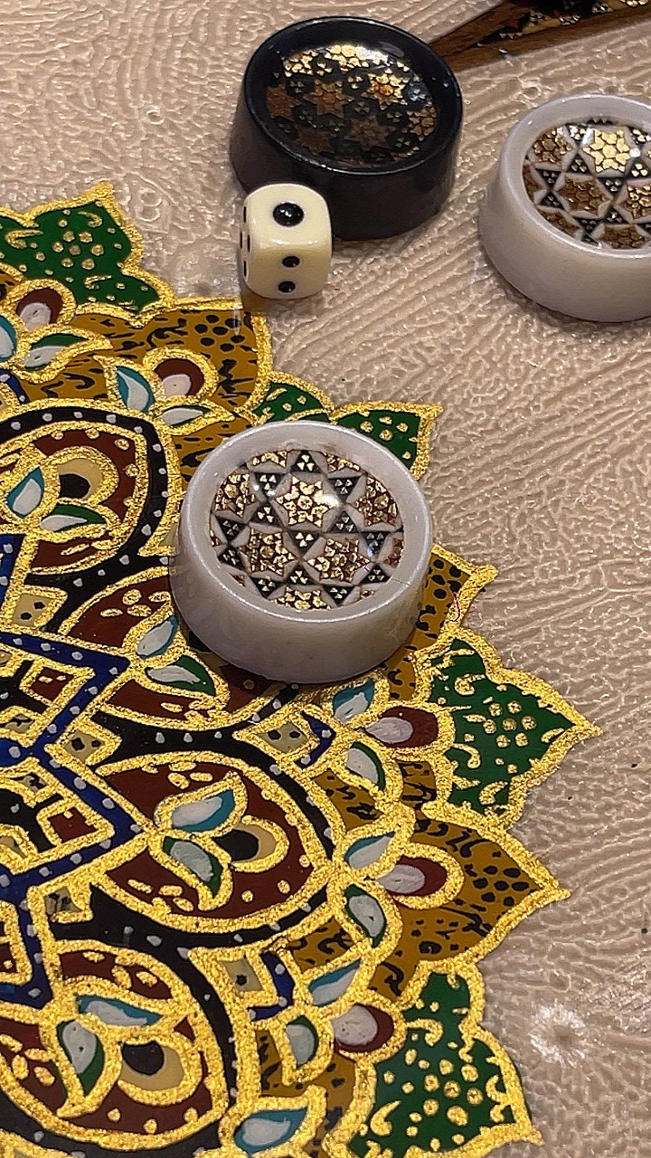 السعر الف دينار اردني طاولي صناعة يدويه بالكامل قطعه واحده مع جنود براص واحجار الطاولي واحده فقط الرجاء عدم الاحراج