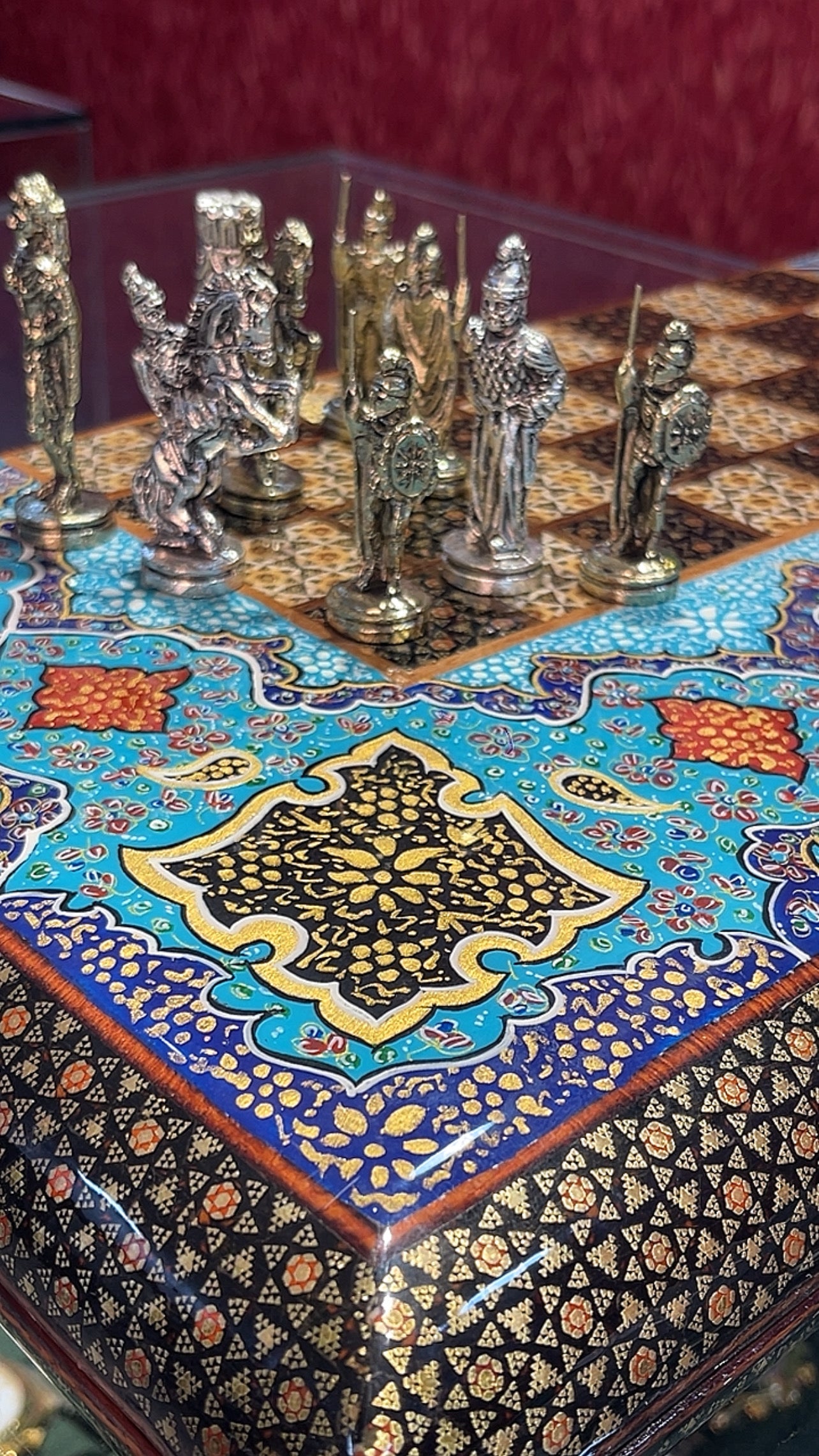 السعر الف دينار طاولي صناعة يدويه بالكامل قطعه واحده مع جنود براص واحجار الطاولي واحده فقط الرجاء عدم الاحراج