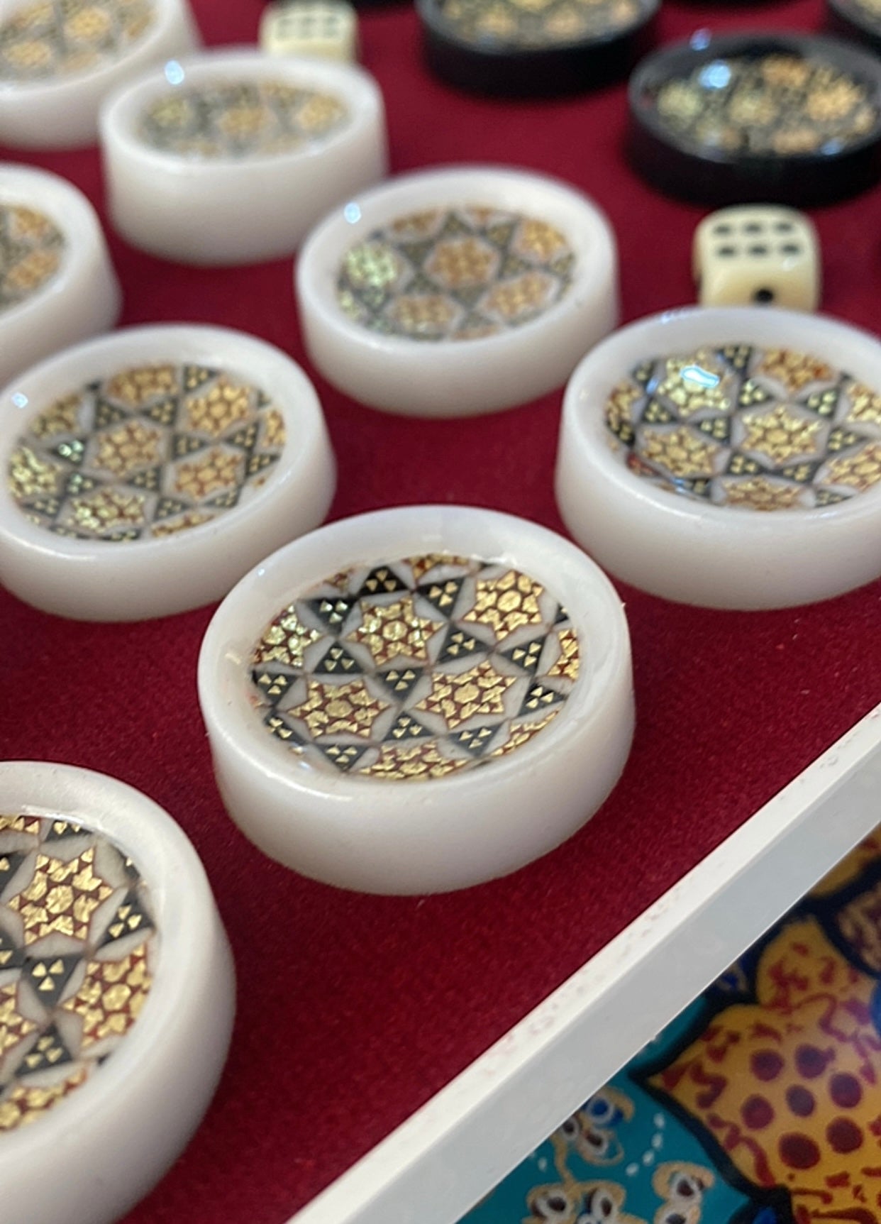 طاولي + شطرنج  زخرفة سوداء راقية صناعة يدوية - جنطة جلد فاخرة السعر بدون احجار شطرنج ٥٥٠ الف ومع احجار شطرنج ٦٥٠ الف