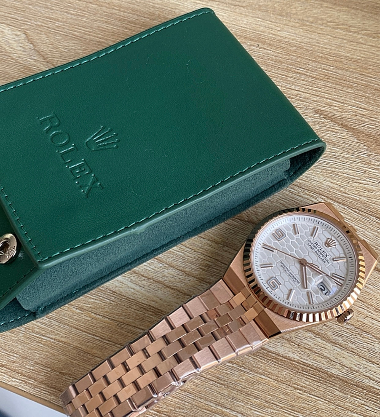 رولكس سكاي دولر ٢٠٢٥ روز جولد مينا ابض- كلين طبق الأصل