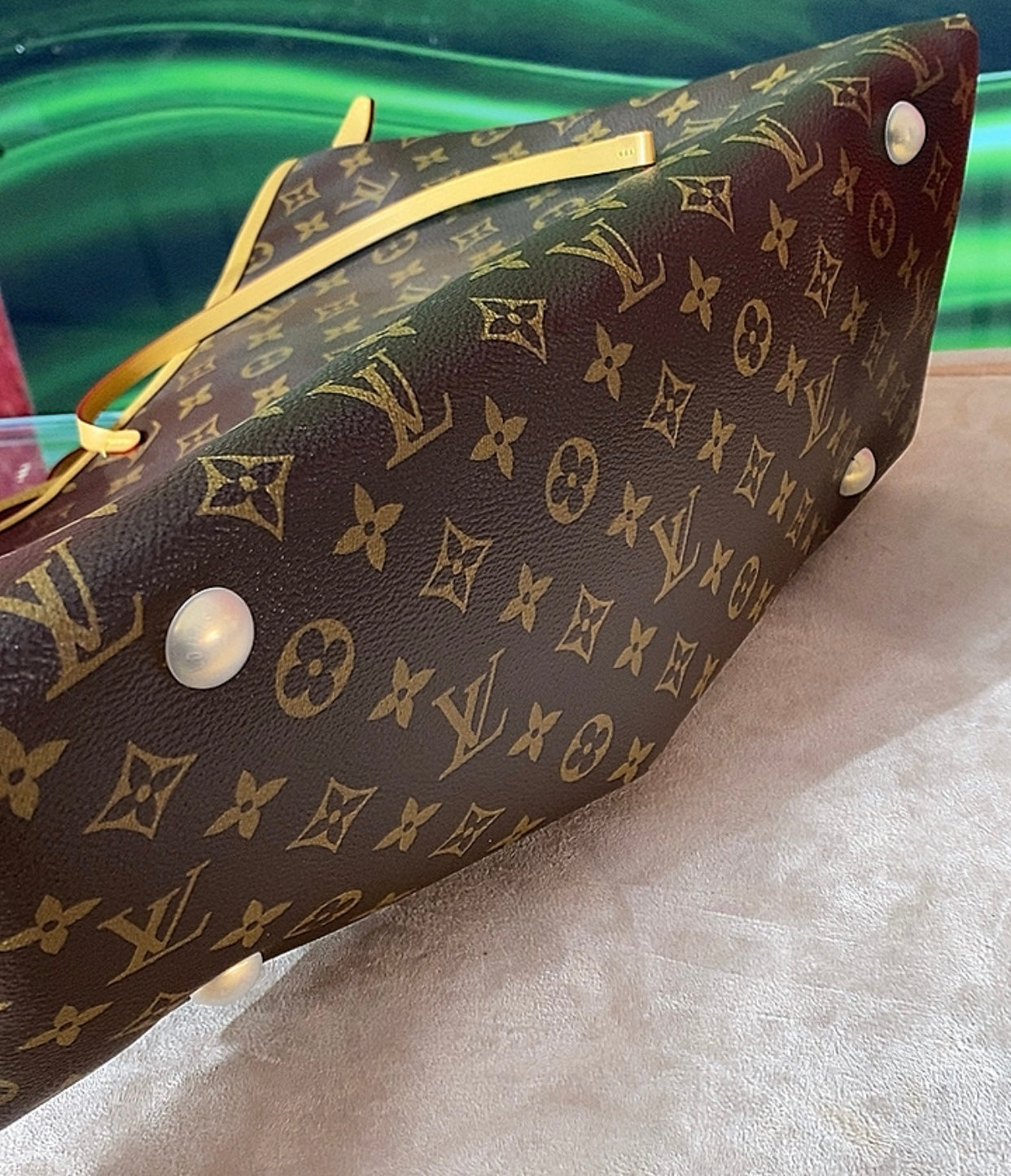 (جنطة وستانلي اصدار خاص  LV Neverfull ) لا تميز عن الاصلية وياها كامل الشهادات