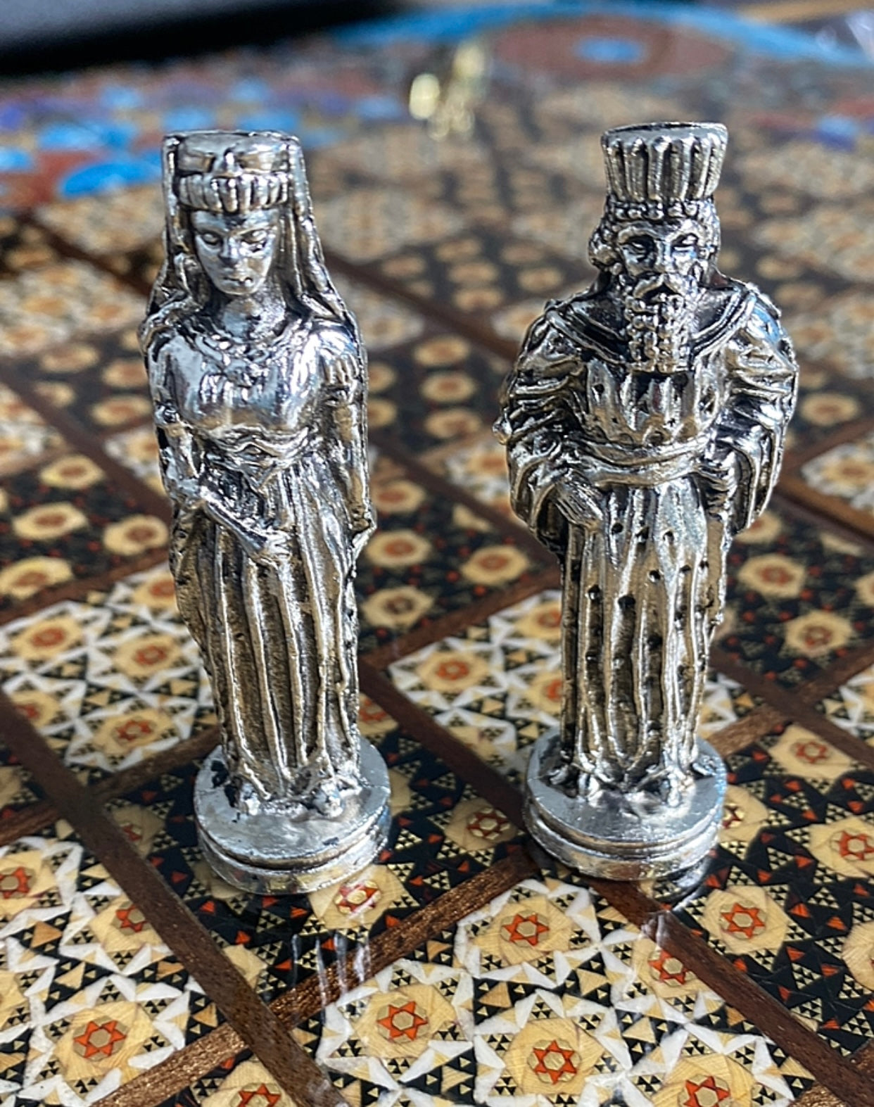 طاولي + شطرنج  زخرفة سوداء راقية صناعة يدوية - جنطة جلد فاخرة السعر بدون احجار شطرنج ٥٥٠ الف ومع احجار شطرنج ٦٥٠ الف