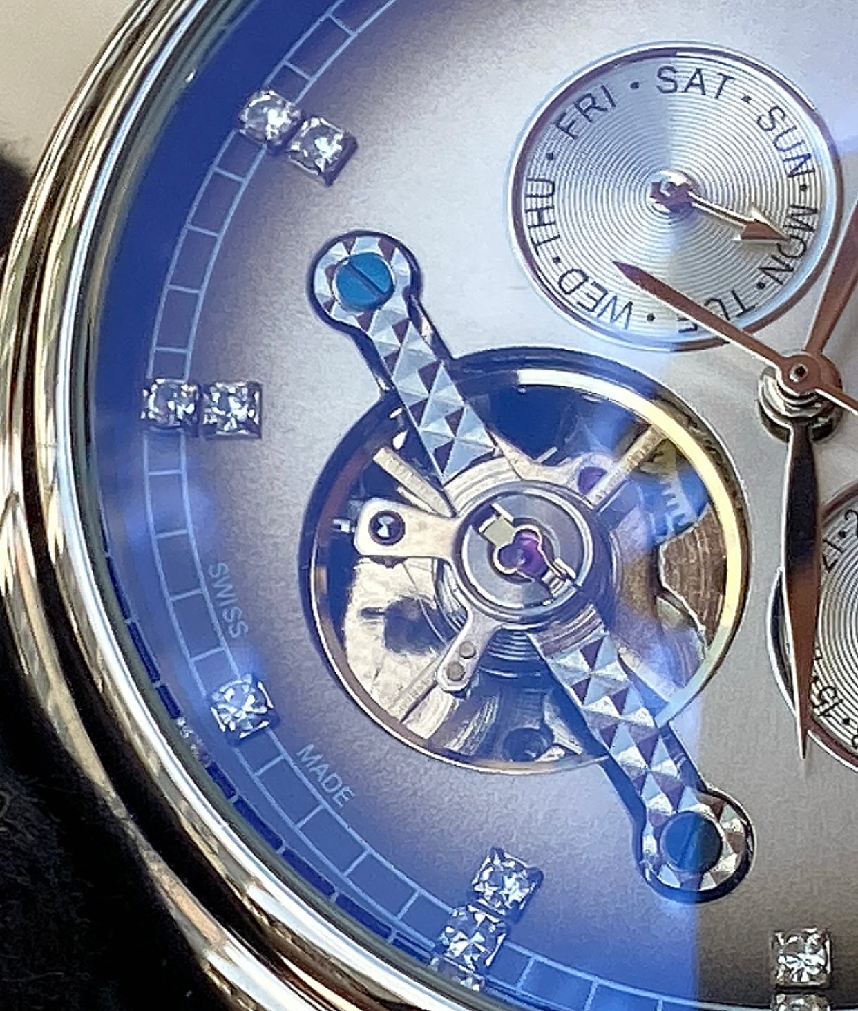 اوميغا توربين بيج ديت التصميم الكلاسيك - جلد اسود و لون المينا كابتشينو اومبريه