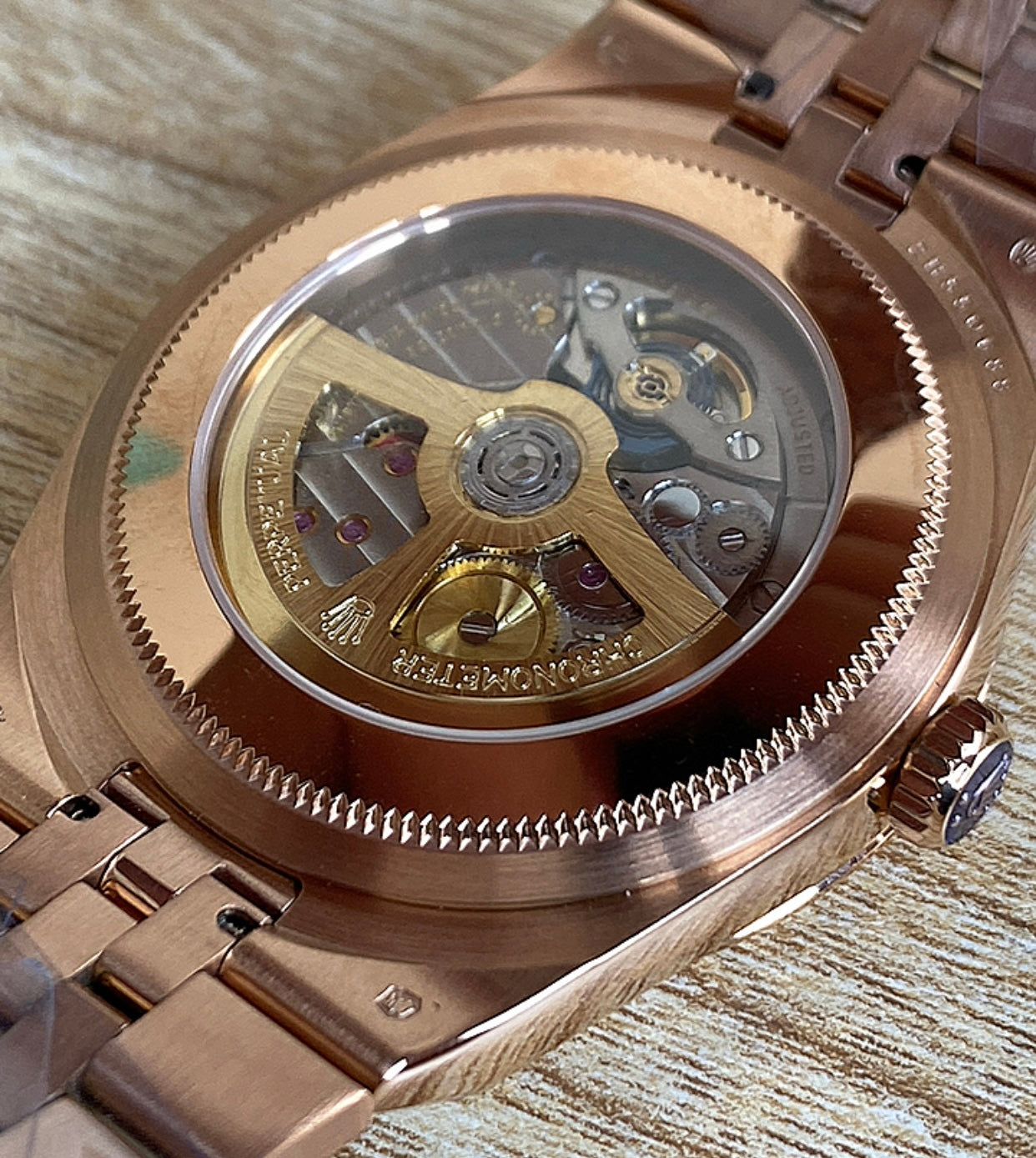 رولكس سكاي دولر ٢٠٢٥ روز جولد مينا ابض- كلين طبق الأصل