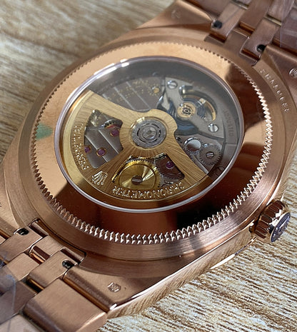 رولكس سكاي دولر ٢٠٢٥ روز جولد مينا ابض- كلين طبق الأصل